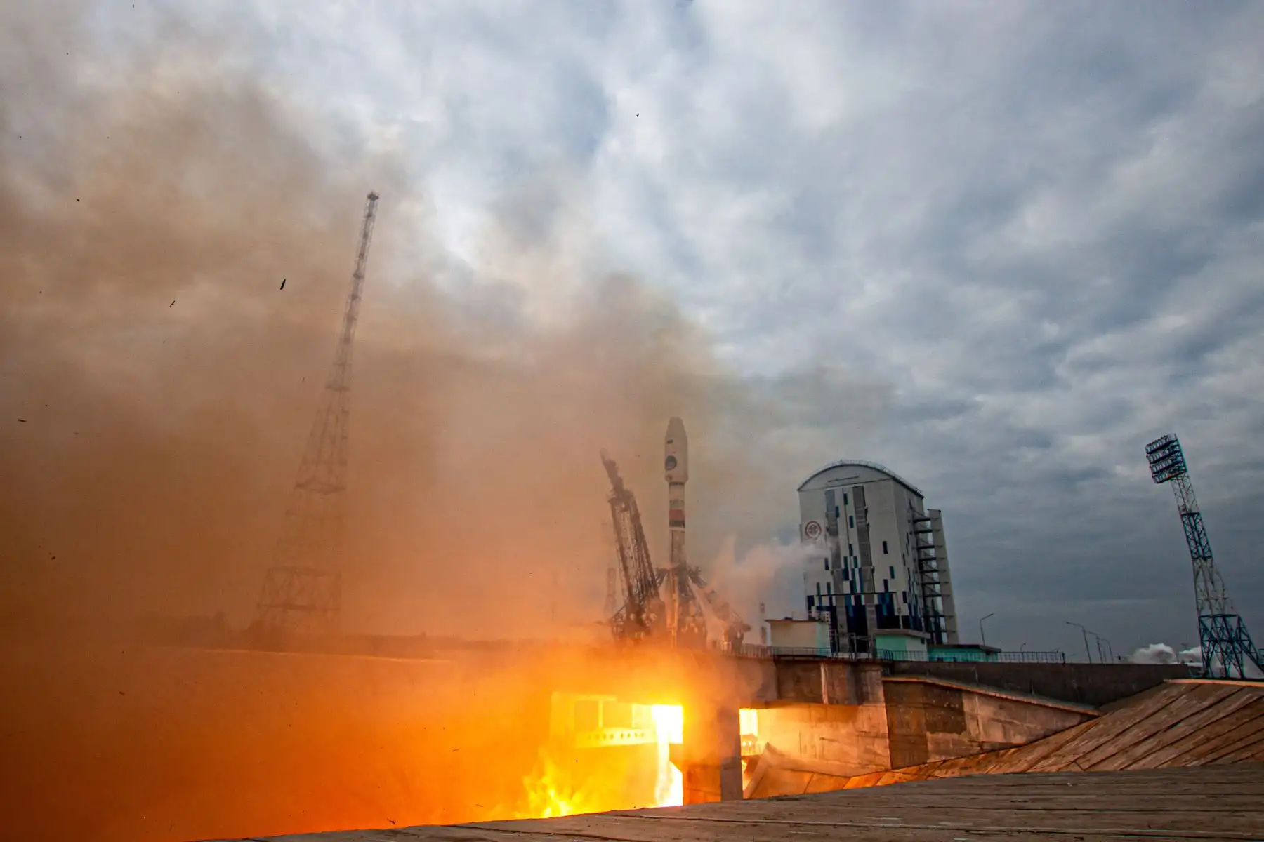 Rusia lanzó su primera sonda a la Luna en casi 50 años, una misión diseñada para dar un nuevo impulso a su sector espacial. Foto: AFP