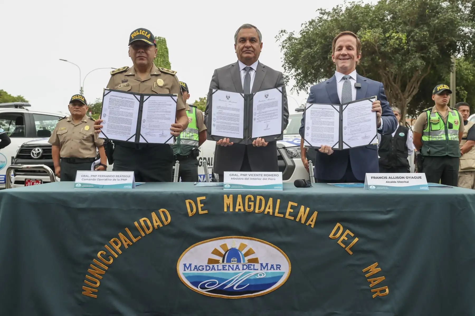 El alcalde de Magdalena Francis Allison y el ministro del interior, Vicente Romero, firmaron convenio para incorporar efectivos al patrullaje integrado.

Foto: ANDINA/Juan Carlos Guzmán Negrini.