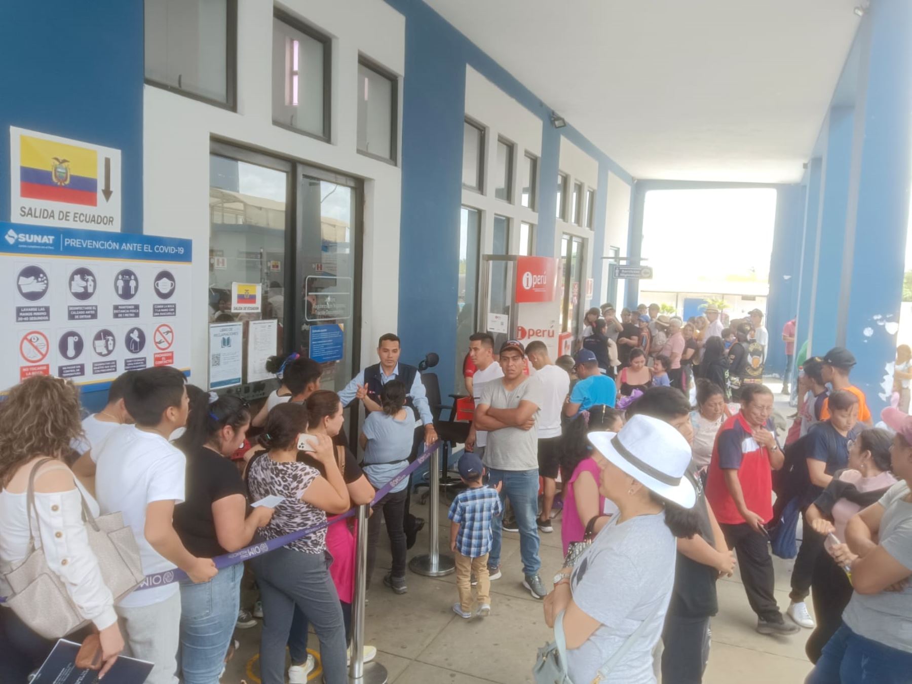 Más de 2,000 turistas ecuatorianos se congregaron esta mañana en el Cebaf para tramitar su ingreso al Perú para disfrutar los atractivos turísticos de Tumbes como la feria "Perú, Mucho Gusto". Foto: Milagros Rodríguez