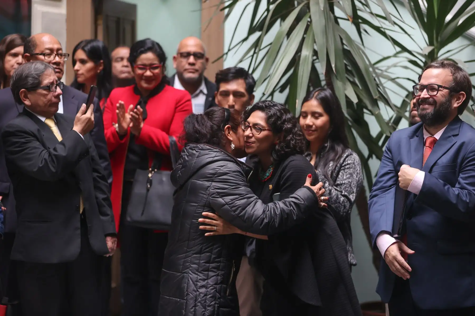 La ministra Leslie Urteaga inauguró la exposición del proyecto Bicentenario del Ministerio de Cultura. La muestra cuenta con 26 obras de arte tradicional y artesanía que reflejan la memoria histórica de cada región del Perú del Bicentenario y serán mostradas por primera vez al público en la exposición que alberga la casa O