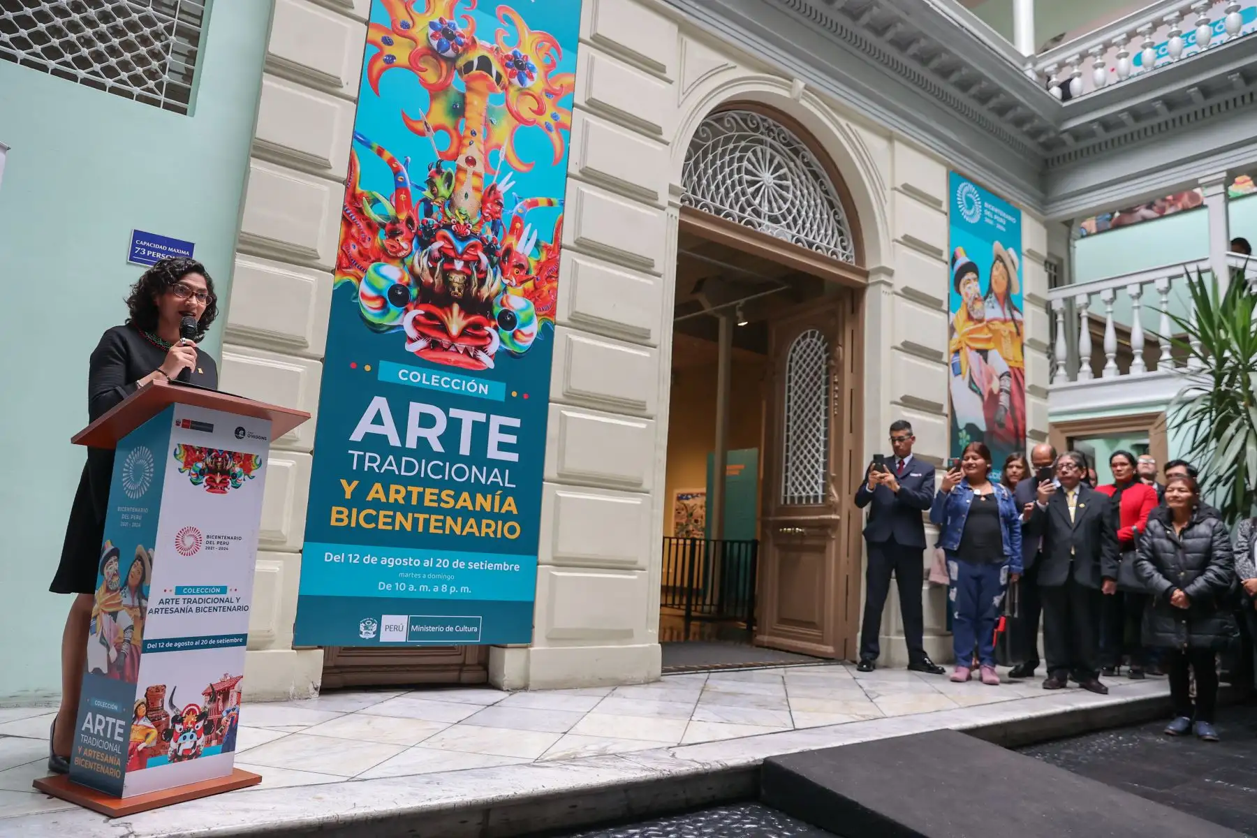 La ministra Leslie Urteaga inauguró la exposición del proyecto Bicentenario del Ministerio de Cultura. La muestra cuenta con 26 obras de arte tradicional y artesanía que reflejan la memoria histórica de cada región del Perú del Bicentenario y serán mostradas por primera vez al público en la exposición que alberga la casa O