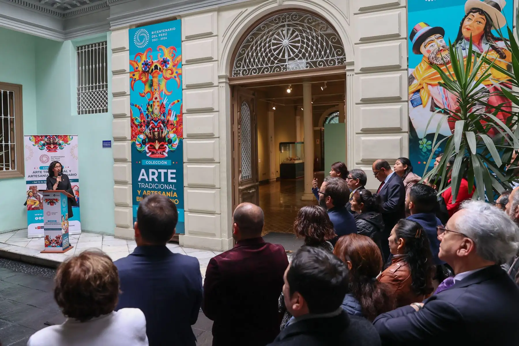 La ministra Leslie Urteaga inauguró la exposición del proyecto Bicentenario del Ministerio de Cultura. La muestra cuenta con 26 obras de arte tradicional y artesanía que reflejan la memoria histórica de cada región del Perú del Bicentenario y serán mostradas por primera vez al público en la exposición que alberga la casa O