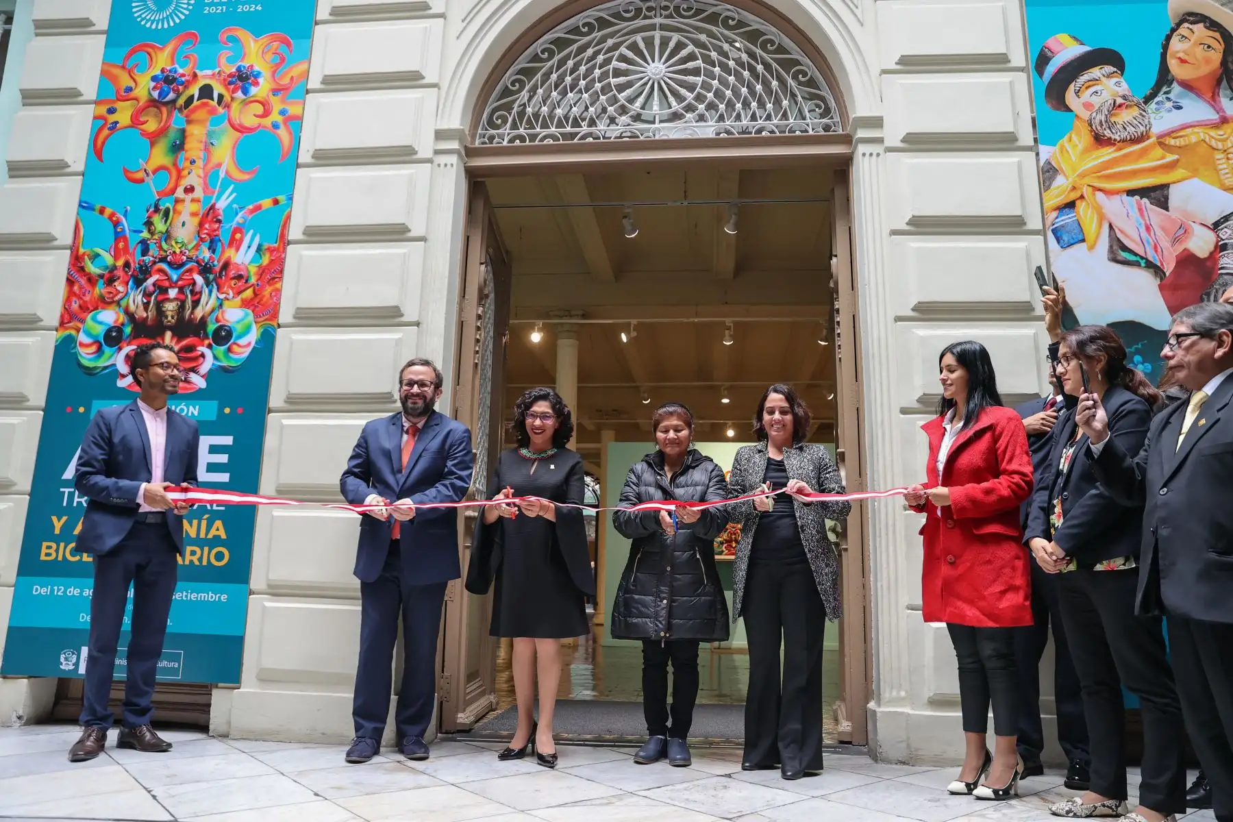 La ministra Leslie Urteaga inauguró la exposición del proyecto Bicentenario del Ministerio de Cultura. La muestra cuenta con 26 obras de arte tradicional y artesanía que reflejan la memoria histórica de cada región del Perú del Bicentenario y serán mostradas por primera vez al público en la exposición que alberga la casa O
