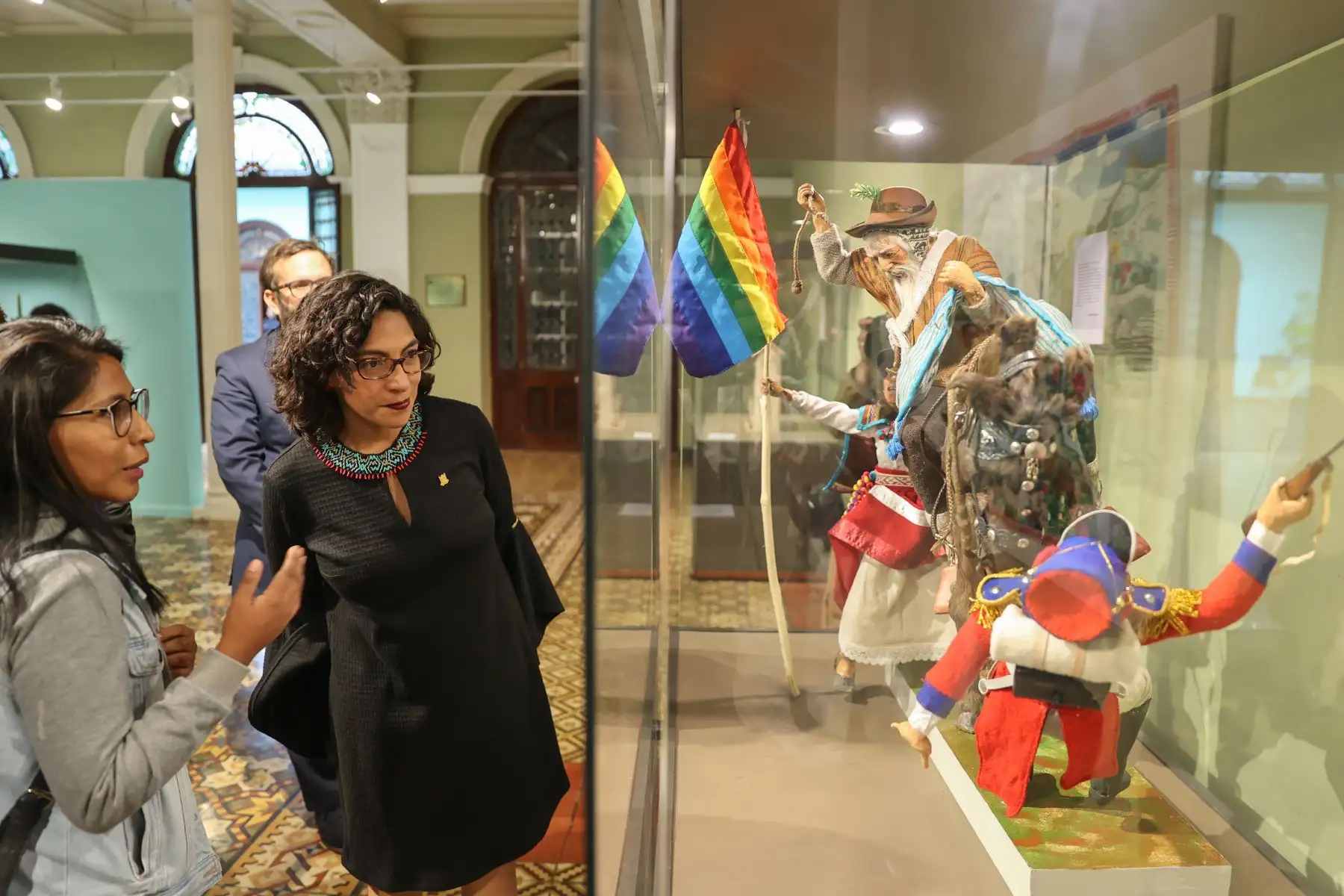 La ministra Leslie Urteaga inauguró la exposición del proyecto Bicentenario del Ministerio de Cultura. La muestra cuenta con 26 obras de arte tradicional y artesanía que reflejan la memoria histórica de cada región del Perú del Bicentenario y serán mostradas por primera vez al público en la exposición que alberga la casa O