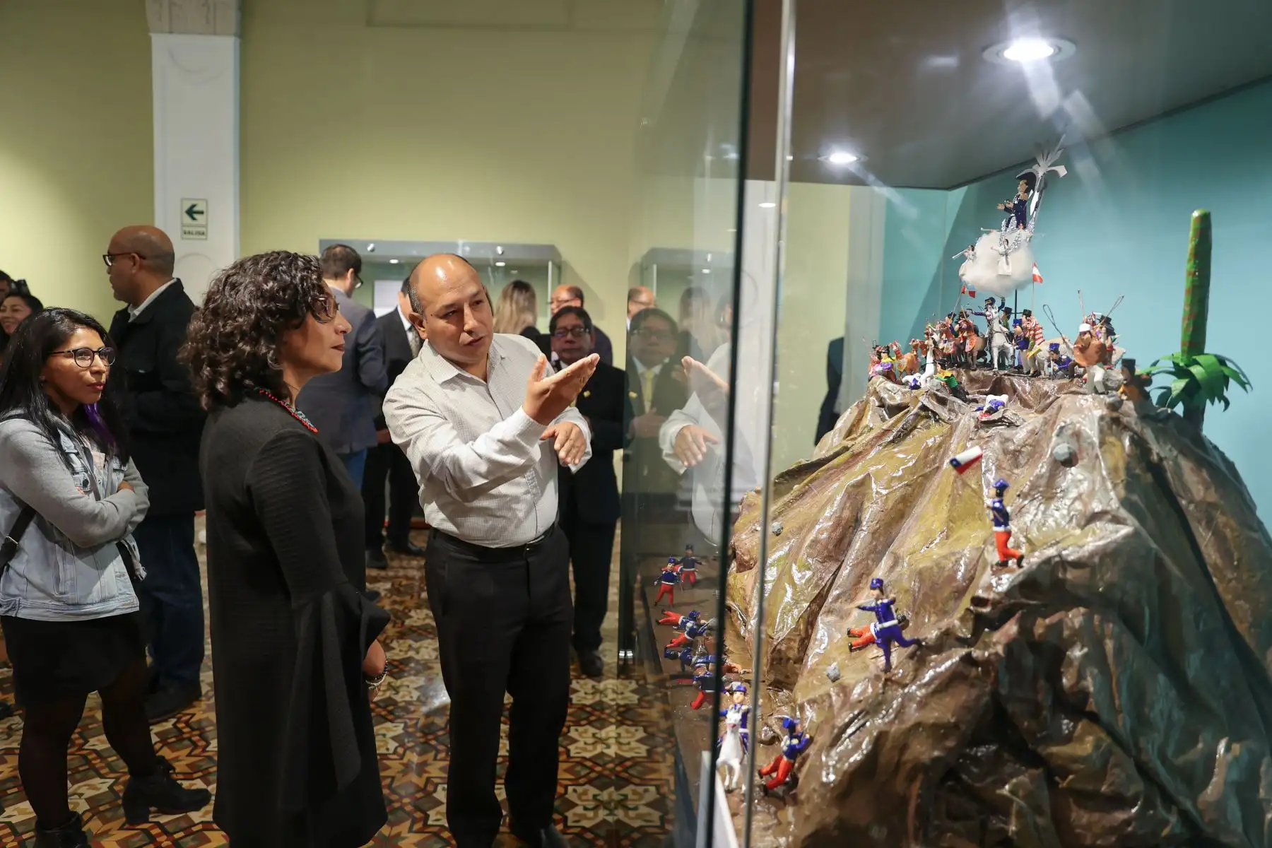 La ministra Leslie Urteaga inauguró la exposición del proyecto Bicentenario del Ministerio de Cultura. La muestra cuenta con 26 obras de arte tradicional y artesanía que reflejan la memoria histórica de cada región del Perú del Bicentenario y serán mostradas por primera vez al público en la exposición que alberga la casa O