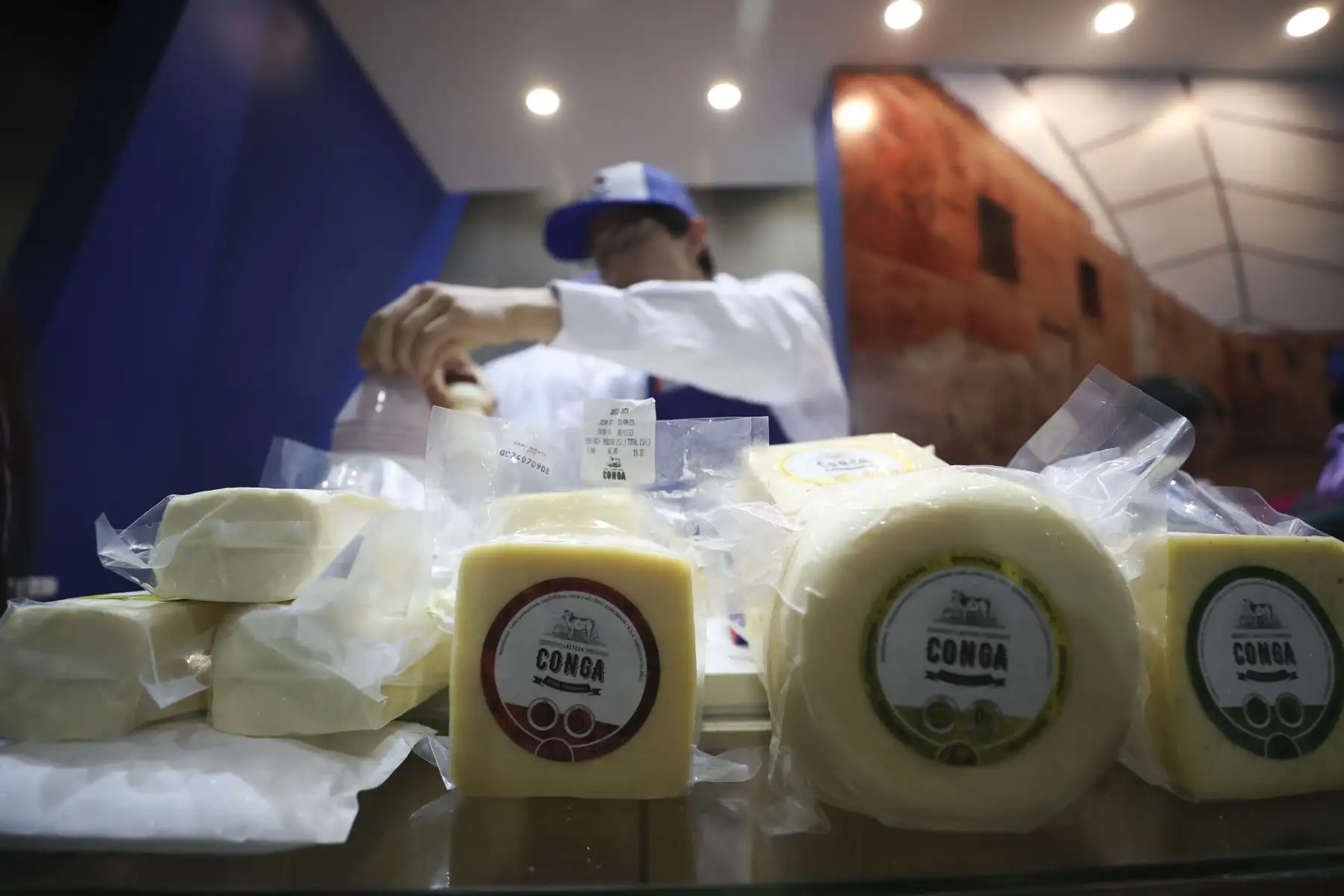 El primer Salón del Queso Peruano, permitió la variada oferta nacional de estos productos lácteos. ANDINA/Juan Carlos Guzmán