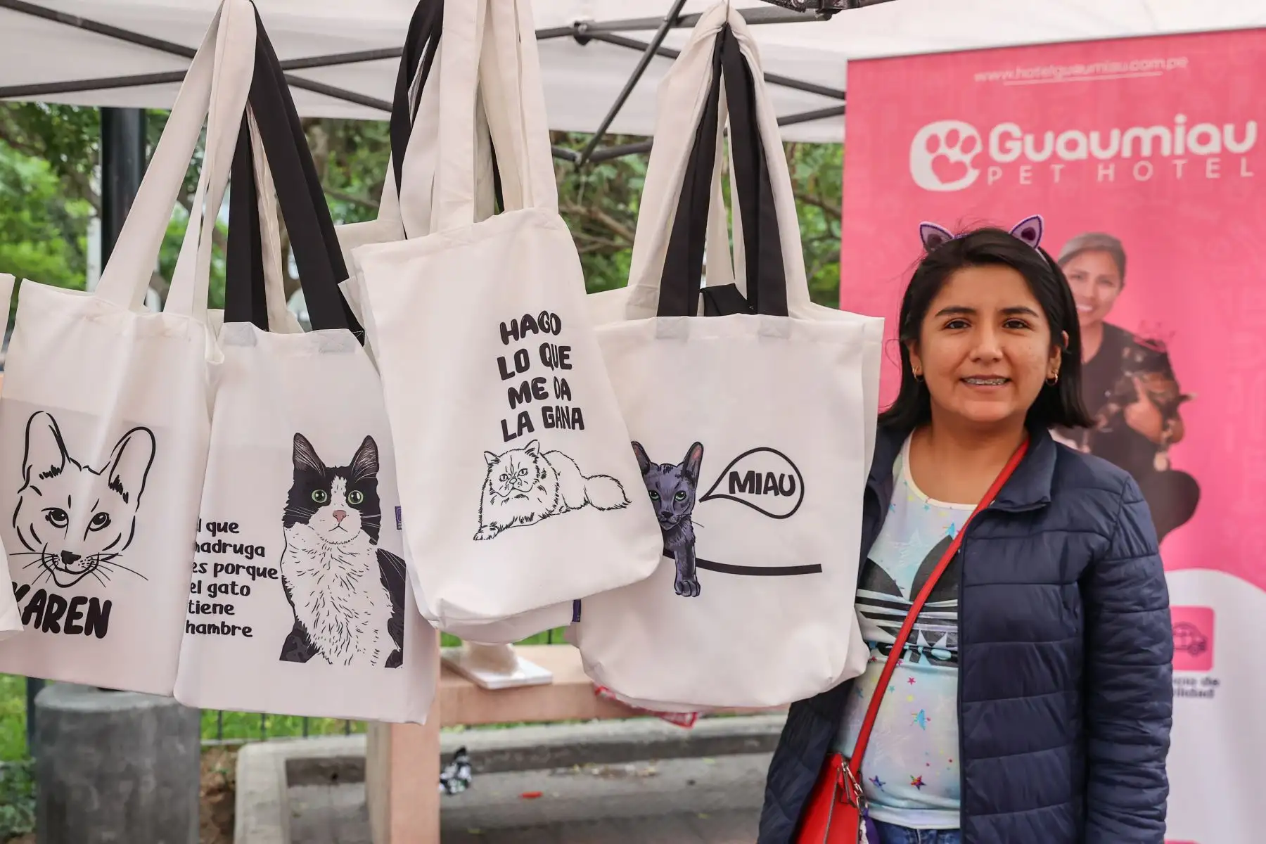 En este Gato Fest Kennedy, el municipio busca promover una cultura de adopción responsable de los gatos del emblemático parque, así como frenar su abandono y el maltrato animal. Aquellos que acudan a esta fería podrán interactuar con diferentes felinos gracias al apoyo de las asociaciones de voluntarios “Michis Kennedy” y “Ala Michi” así como participar de diferentes actividades durante los tres días de duración de este evento.
Foto: ANDINA/Andrés Valle