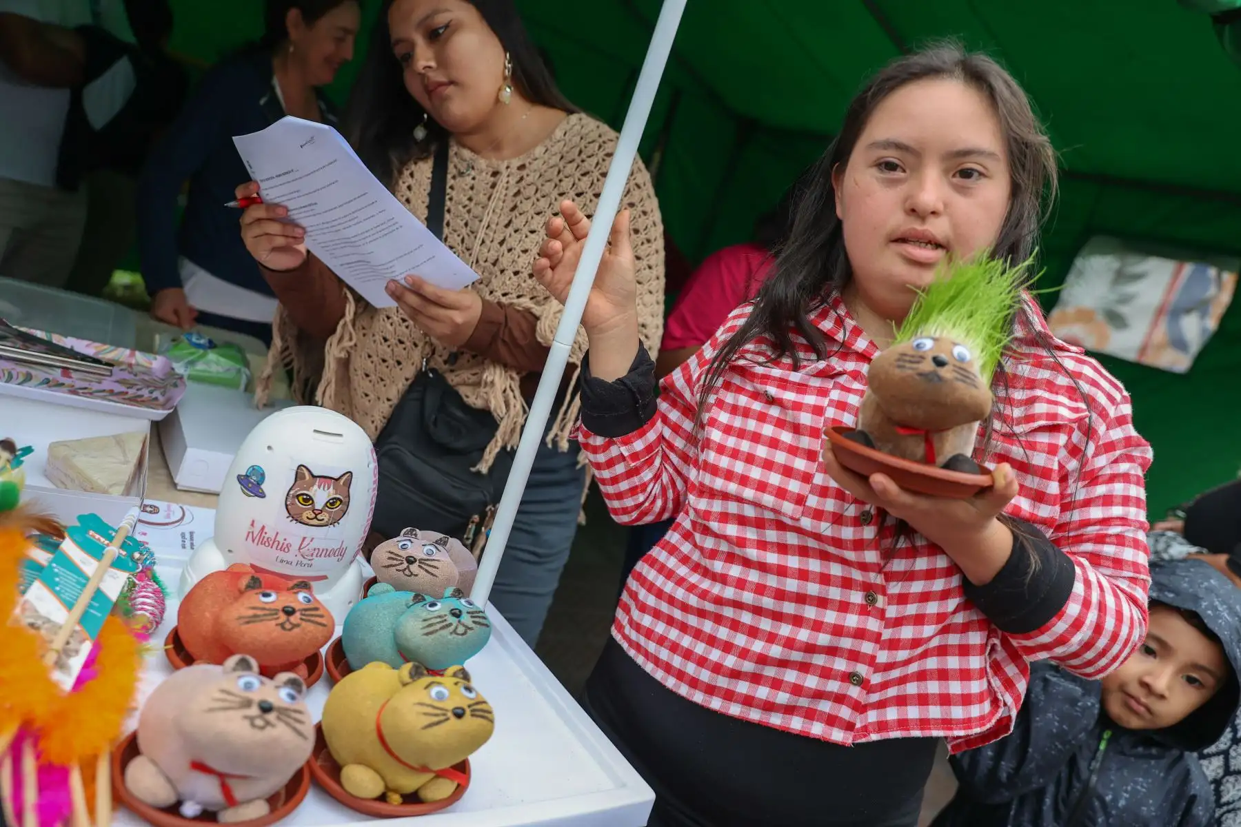 En este Gato Fest Kennedy, el municipio busca promover una cultura de adopción responsable de los gatos del emblemático parque, así como frenar su abandono y el maltrato animal. Aquellos que acudan a esta fería podrán interactuar con diferentes felinos gracias al apoyo de las asociaciones de voluntarios “Michis Kennedy” y “Ala Michi” así como participar de diferentes actividades durante los tres días de duración de este evento.
Foto: ANDINA/Andrés Valle