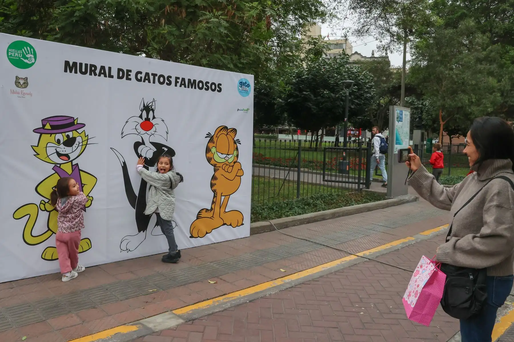 En el marco del Día Mundial del Gato, el día de hoy la Municipalidad de Miraflores realiza la primera edición de la feria Gato Fest Kennedy que ofrecé grandes sorpresas para los catlovers e impulsa jornadas de adopción para que los pequeños mininos encuentren un nuevo hogar que les brinde mucho amor y una mejor calidad de vida.
Foto: ANDINA/Andrés Valle