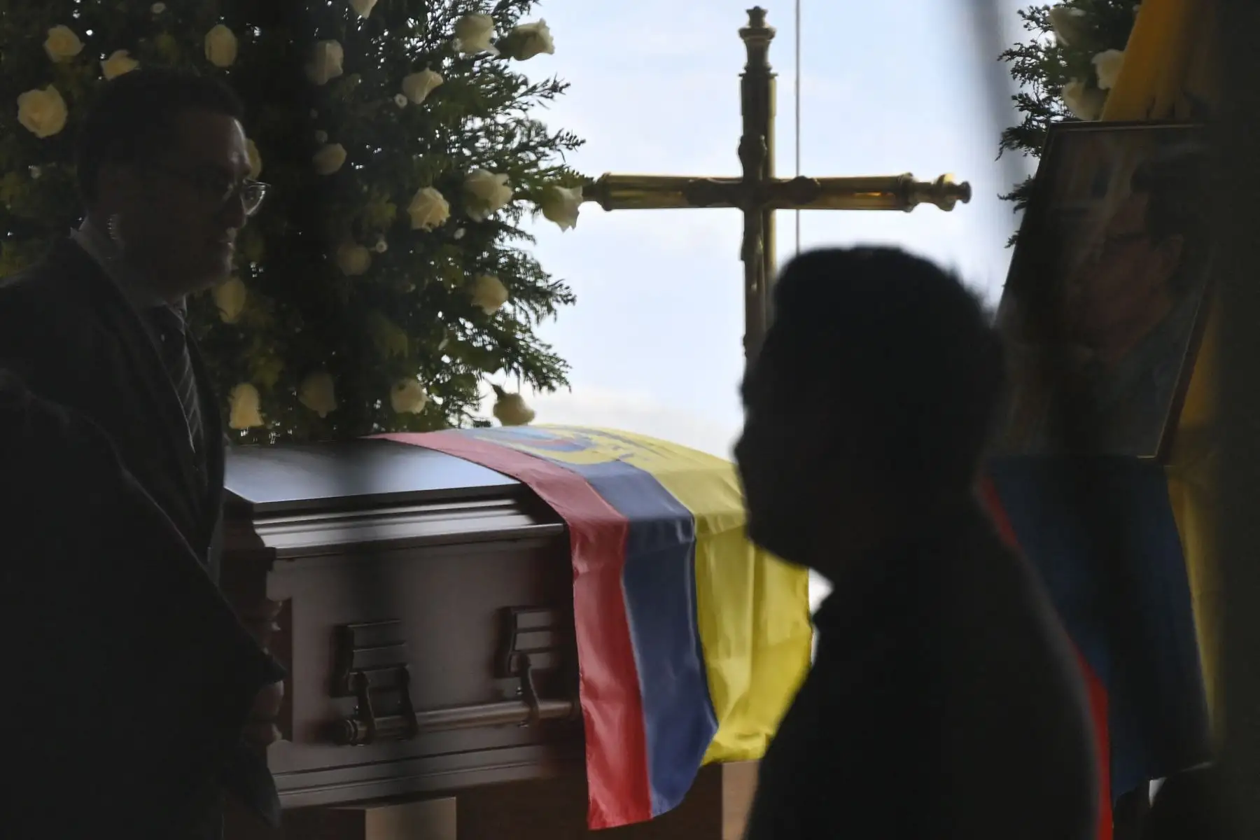 Partidarios del asesinado candidato presidencial ecuatoriano Fernando Villavicencio le rinden homenaje póstumo durante su velorio y funeral en Quito el 11 de agosto de 2023. Foto: AFP