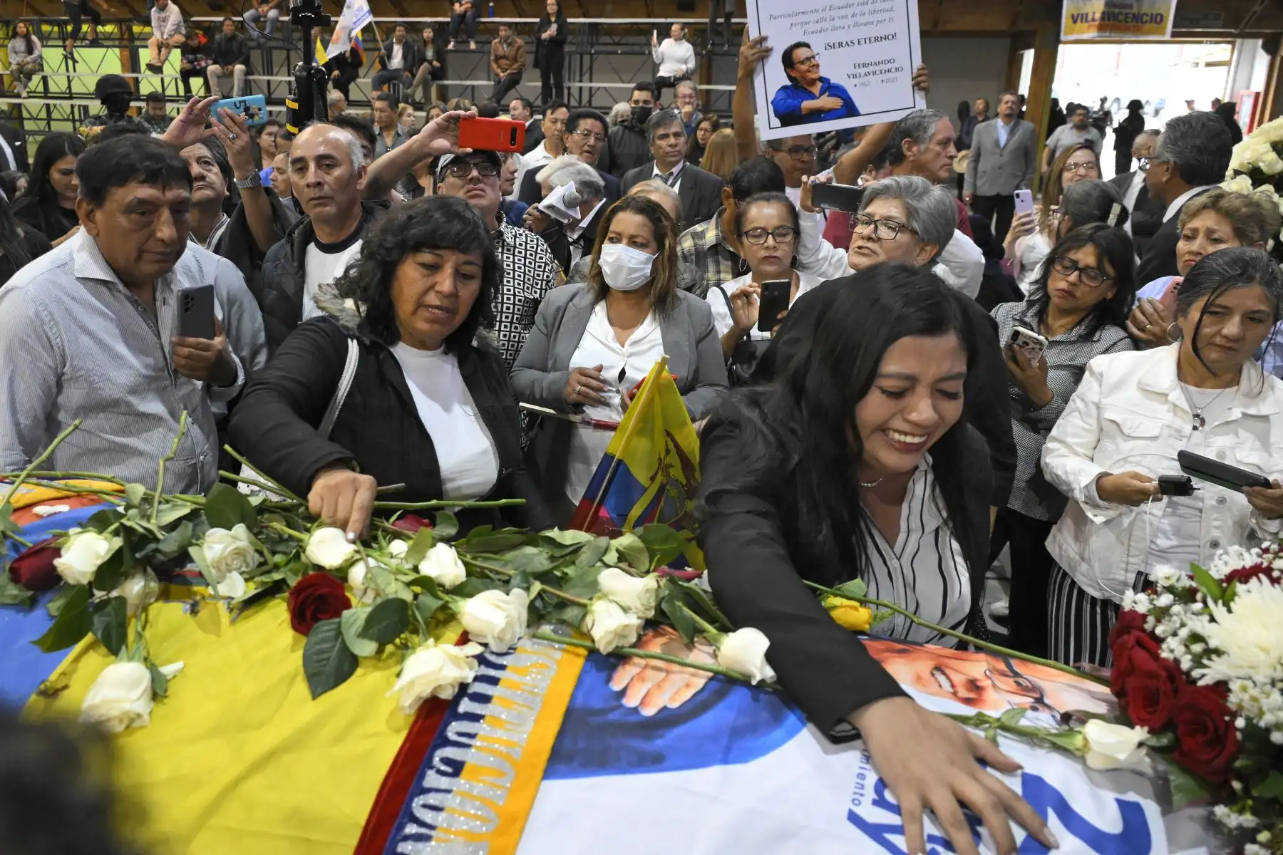 Partidarios del asesinado candidato presidencial ecuatoriano Fernando Villavicencio le rinden homenaje póstumo durante su velorio y funeral en Quito el 11 de agosto de 2023. Foto: AFP