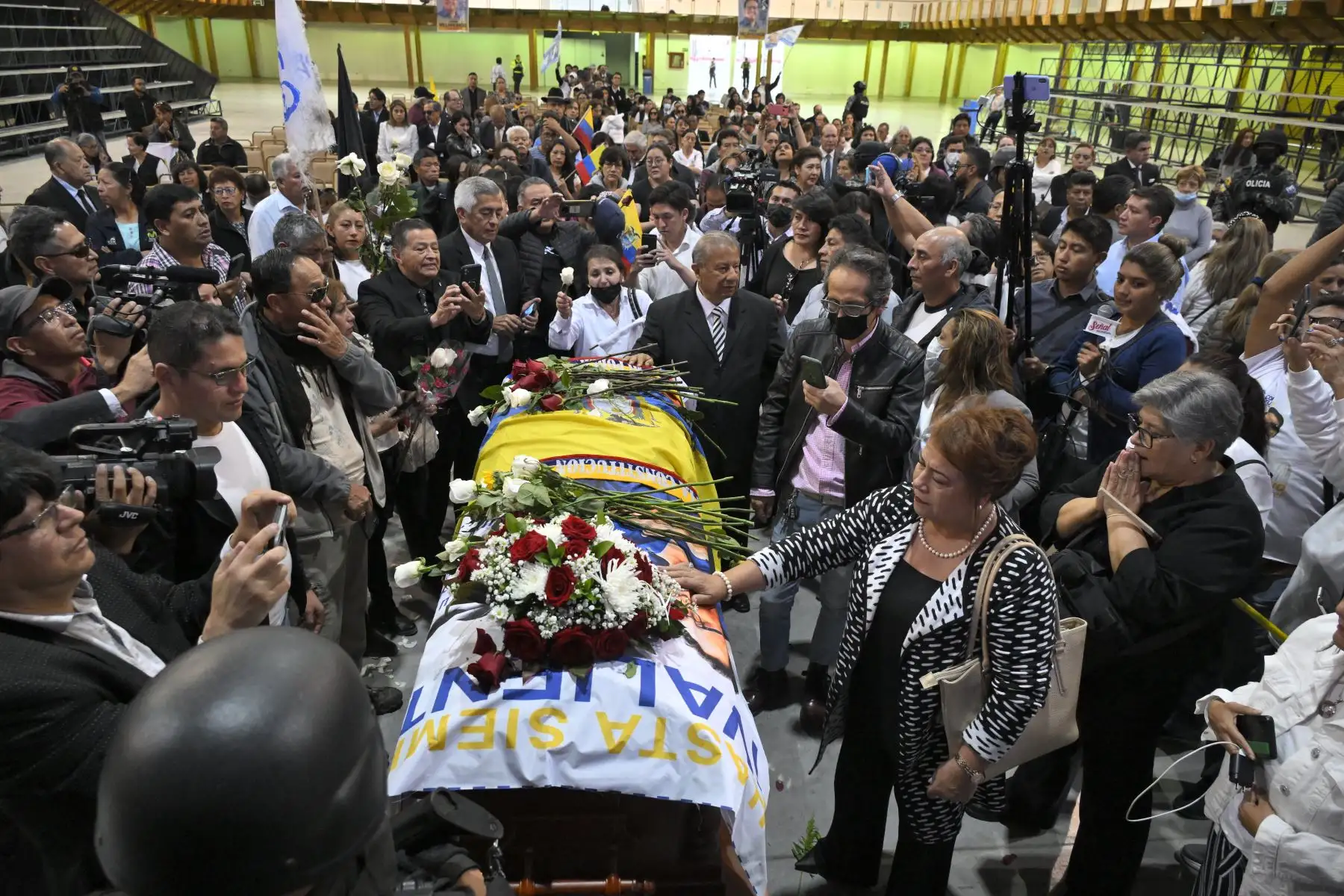 Partidarios del asesinado candidato presidencial ecuatoriano Fernando Villavicencio le rinden homenaje póstumo durante su velorio y funeral en Quito el 11 de agosto de 2023. Foto: AFP