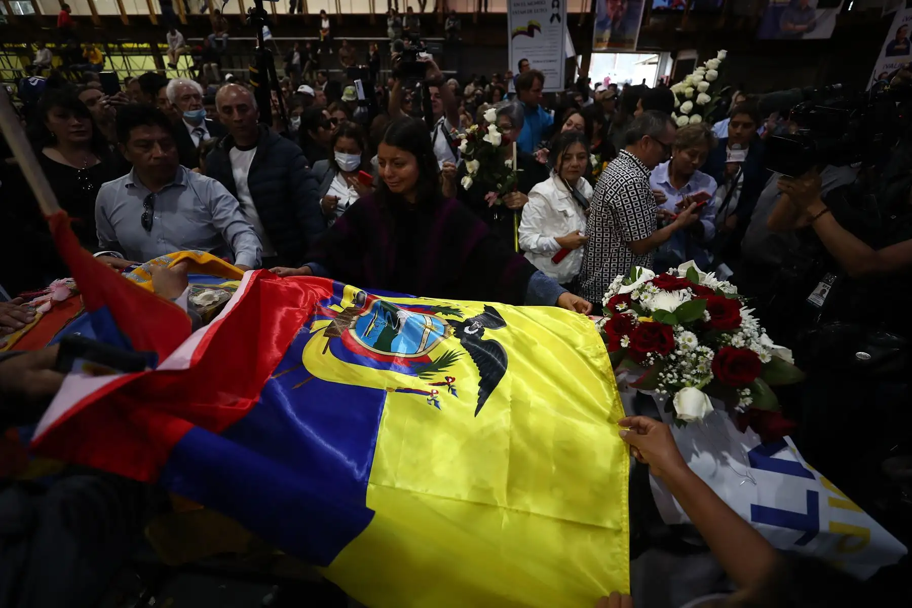 Partidarios del asesinado candidato presidencial ecuatoriano Fernando Villavicencio le rinden homenaje póstumo durante su velorio y funeral en Quito el 11 de agosto de 2023. Foto: EFE