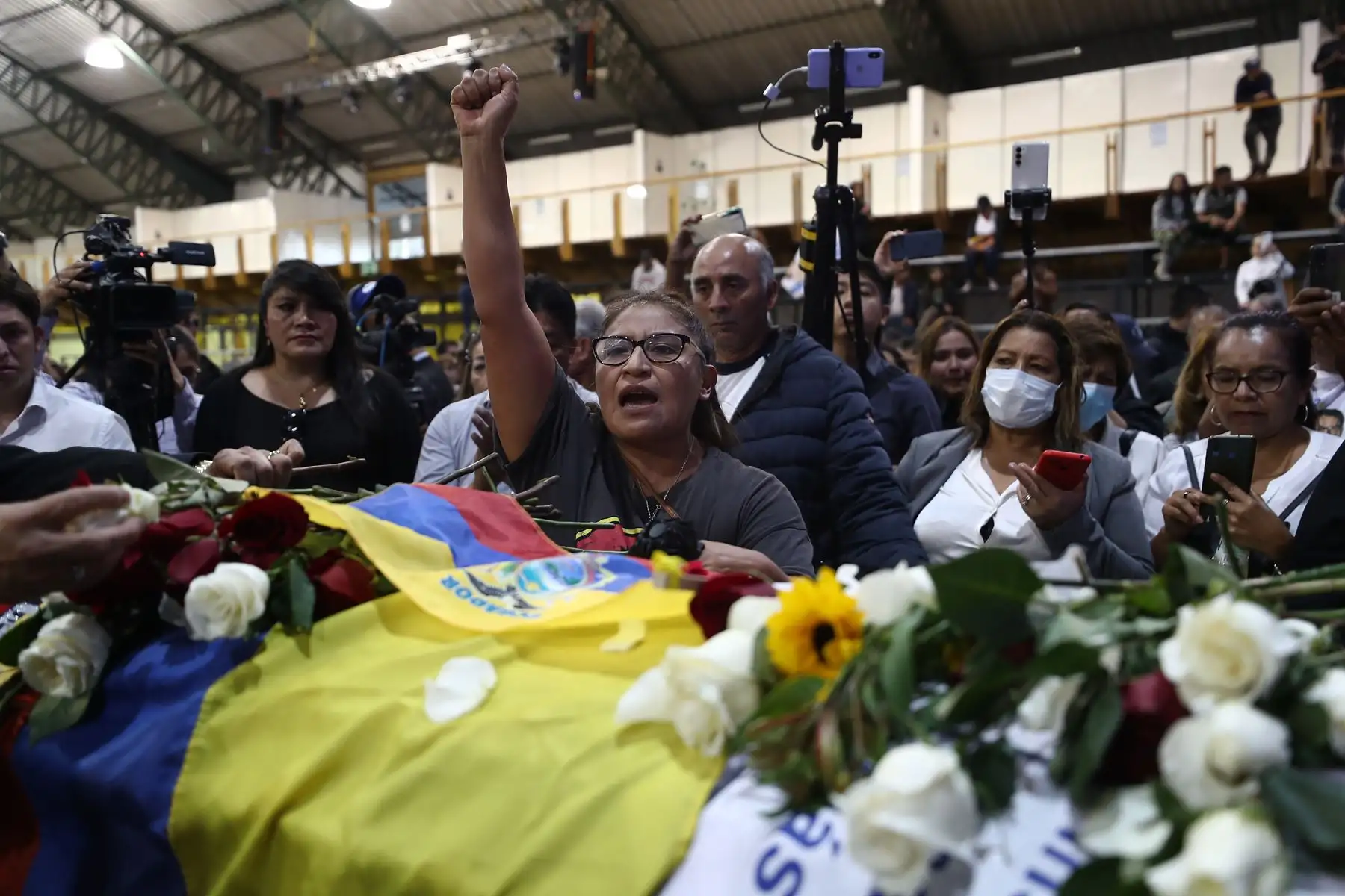 Partidarios del asesinado candidato presidencial ecuatoriano Fernando Villavicencio le rinden homenaje póstumo durante su velorio y funeral en Quito el 11 de agosto de 2023. Foto: EFE