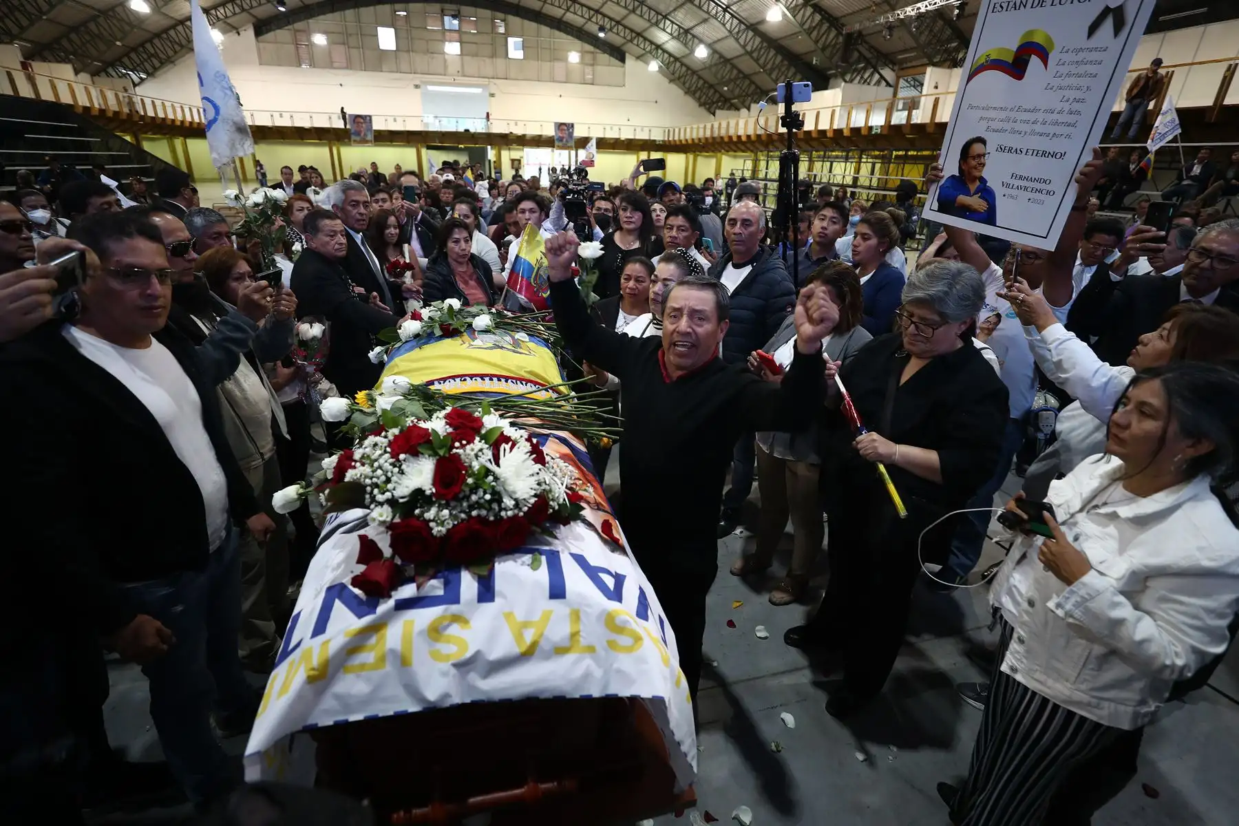 Partidarios del asesinado candidato presidencial ecuatoriano Fernando Villavicencio le rinden homenaje póstumo durante su velorio y funeral en Quito el 11 de agosto de 2023. Foto: EFE