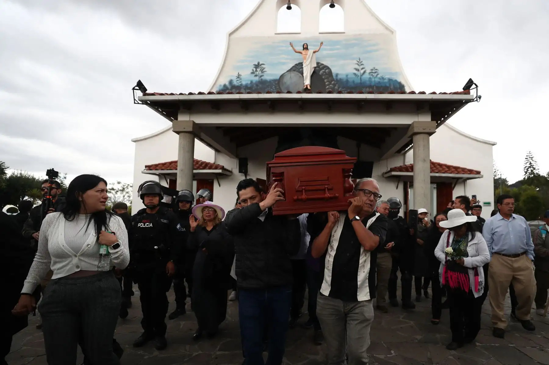 Partidarios del asesinado candidato presidencial ecuatoriano Fernando Villavicencio le rinden homenaje póstumo durante su velorio y funeral en Quito el 11 de agosto de 2023. Foto: EFE