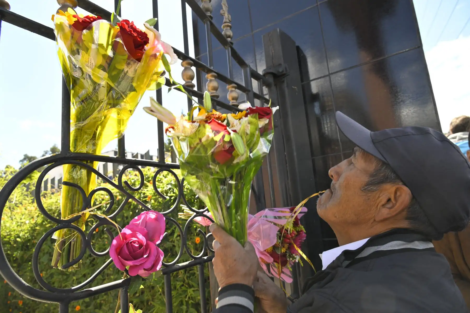 Partidarios del asesinado candidato presidencial ecuatoriano Fernando Villavicencio le rinden homenaje póstumo durante su velorio y funeral en Quito el 11 de agosto de 2023. Foto: EFE
