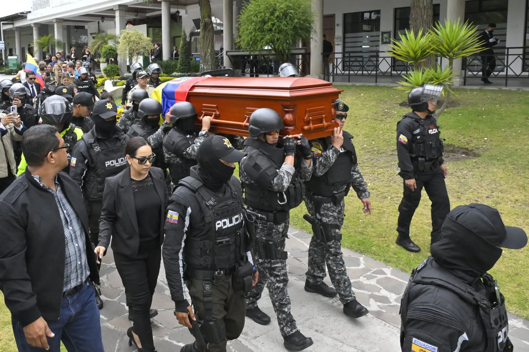 Oficiales de policía cargan el ataúd del asesinado candidato presidencial ecuatoriano Fernando Villavicencio durante su funeral en Quito el 11 de agosto de 2023. Foto: AFP