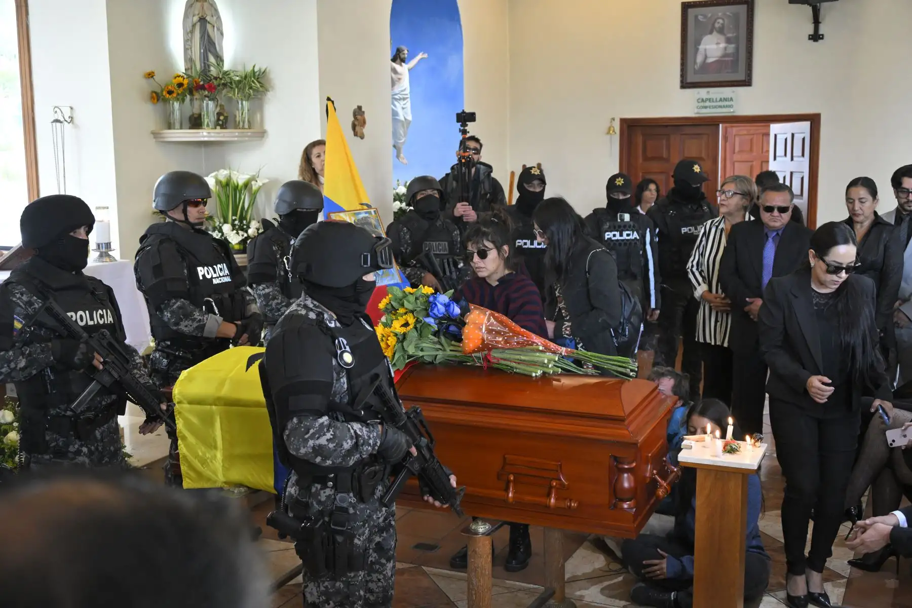 Amanda Villavicencio, hija del asesinado candidato presidencial ecuatoriano Fernando Villavicencio, observa el ataúd de su padre durante su funeral en Quito el 11 de agosto de 2023. Foto: AFP