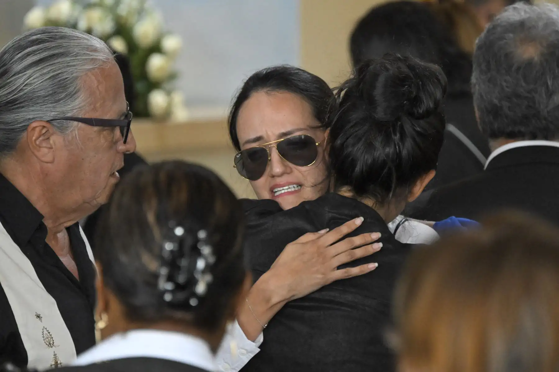 Lorena Villavicencio, hermana del candidato presidencial ecuatoriano Fernando Villavicencio, y su esposo Salomón Osorio, asisten a su funeral en Quito el 11 de agosto de 2023. Foto: AFP