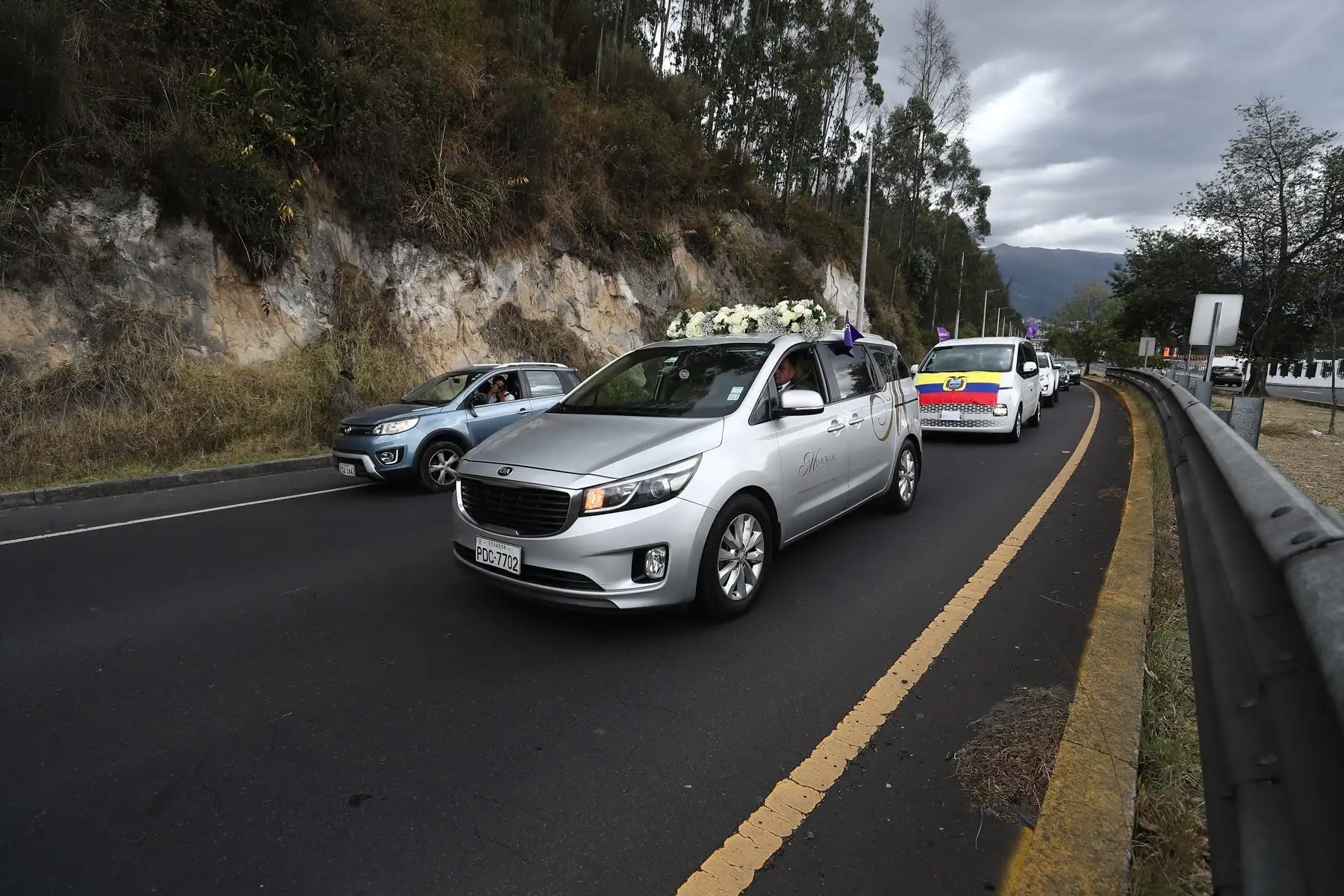 Trasladan el cuerpo del candidato presidencial ecuatoriano Fernando Villavicencio, asesinado el pasado miércoles, rumbo a un cementerio del norte de Quito. Foto: EFE