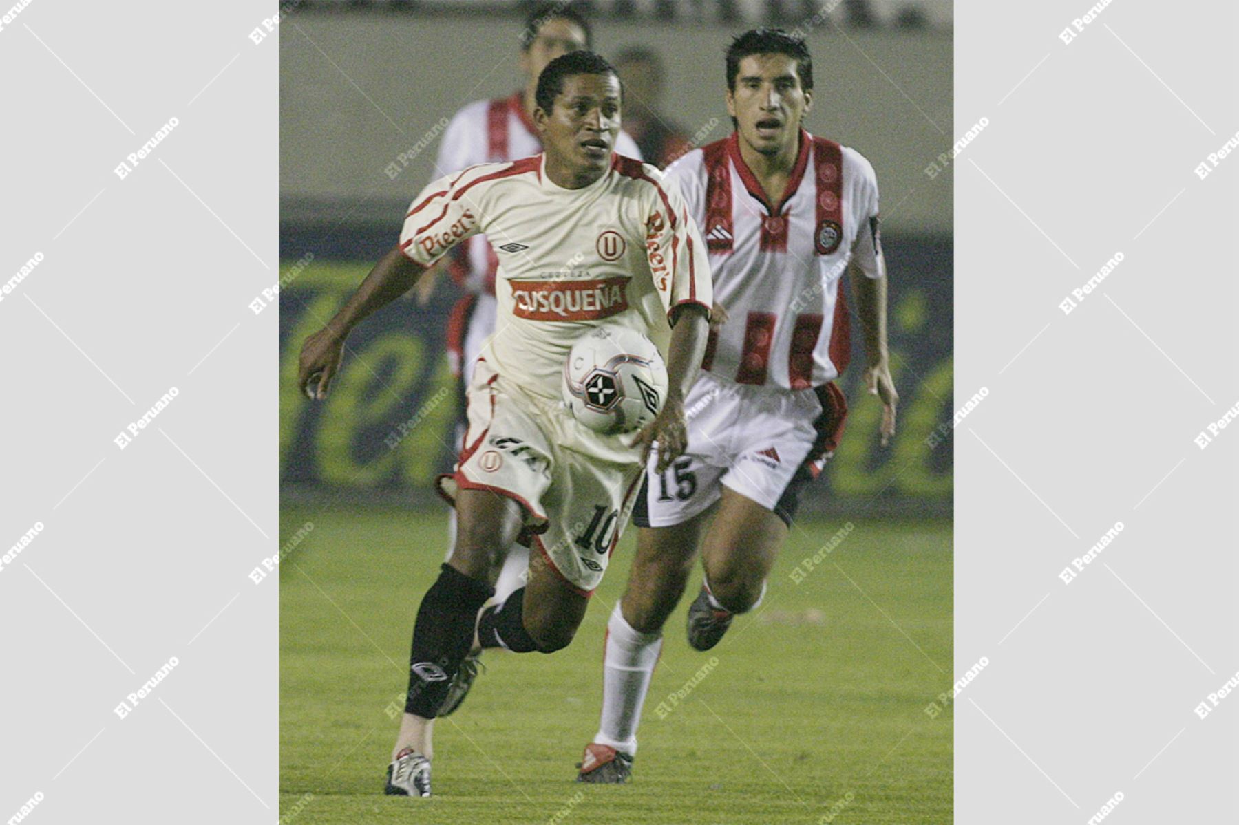 Lima - 1 mayo 2005 / Kukin Flores en el encuentro Universitario versus Huaral. Foto: Archivo de El Peruano