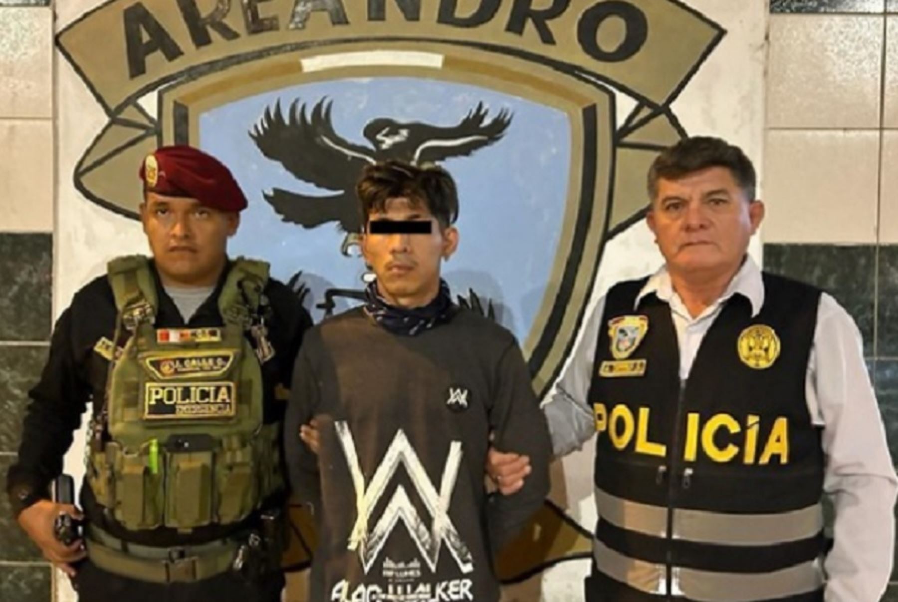 La Policía Nacional del Perú (PNP) capturó en Tumbes a un presunto sicario extranjero que ingresó a nuestro país de manera clandestina, y que sería integrante de la organización criminal internacional denominada “Los Lobos”, que 
opera desde Ecuador.