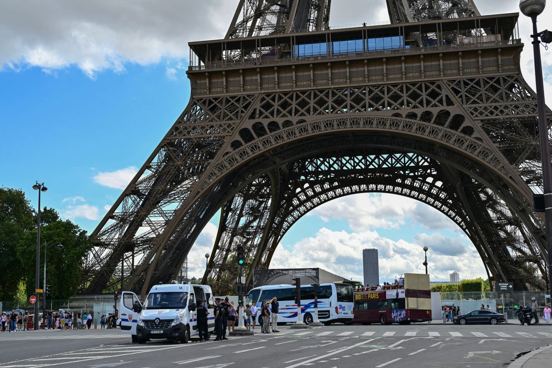 Oficiales del Cuerpo de Seguridad Republicano (CRS) aseguran el área en el centro de París el 12 de agosto de 2023, después de que una alerta de seguridad provocara la evacuación de tres pisos de la Torre Eiffel, el símbolo más emblemático de Francia que atrajo a 6,2 millones de visitantes el año pasado.  Foto: AFP
