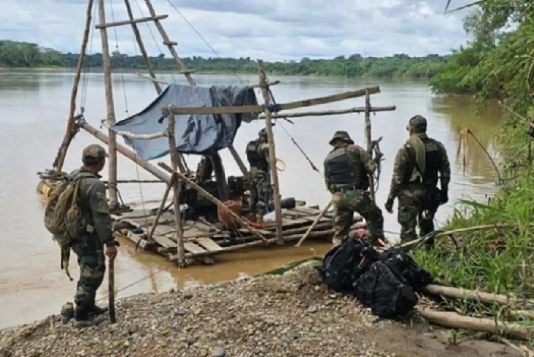 En el marco del Operativo Restauración 2023, el Quinto Despacho de la Fiscalía Especializada en Medio Ambiente de Madre de Dios, a cargo del fiscal Edwin Tocra Huamaní, realizó dos megaoperativos contra la minería ilegal en los 
sectores de Chorrillos y Túpac Amaru, ubicados en la provincia de Tambopata.