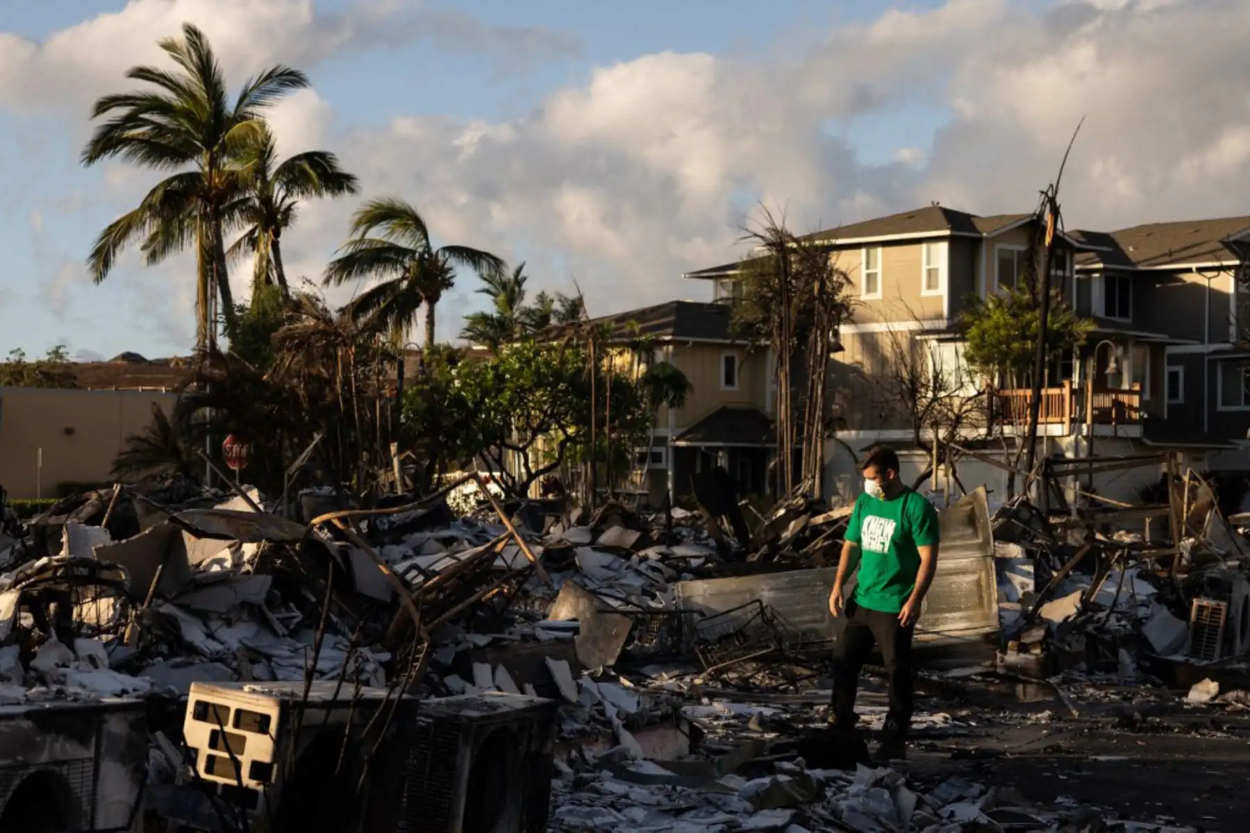 El incendio dejó sin electricidad a los residentes de Lahaina, que han dicho a los medios de comunicación que no tenían señal en sus teléfonos celulares, un canal que usan las autoridades cuando quieren alertar a los ciudadanos del peligro. Foto: AFP