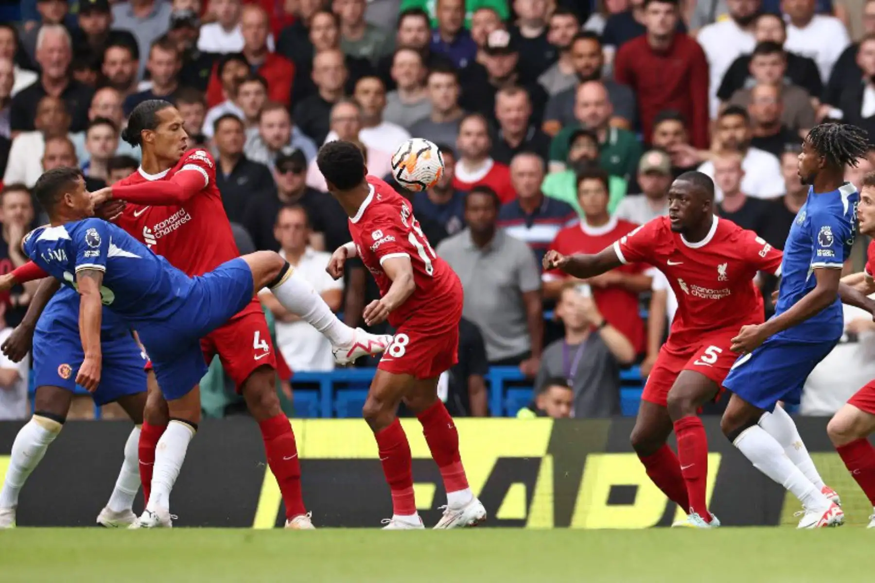 El defensor brasileño del Chelsea 06 Thiago Silva, disputa la pelota con el defensor holandés del Liverpool 04 Virgil van Dijk  y el delantero holandés del Liverpool 8 Cody Gakpo, durante el partido de fútbol de la Premier League inglesa entre Chelsea y Liverpool en Stamford Bridge en Londres. Foto: AFP
