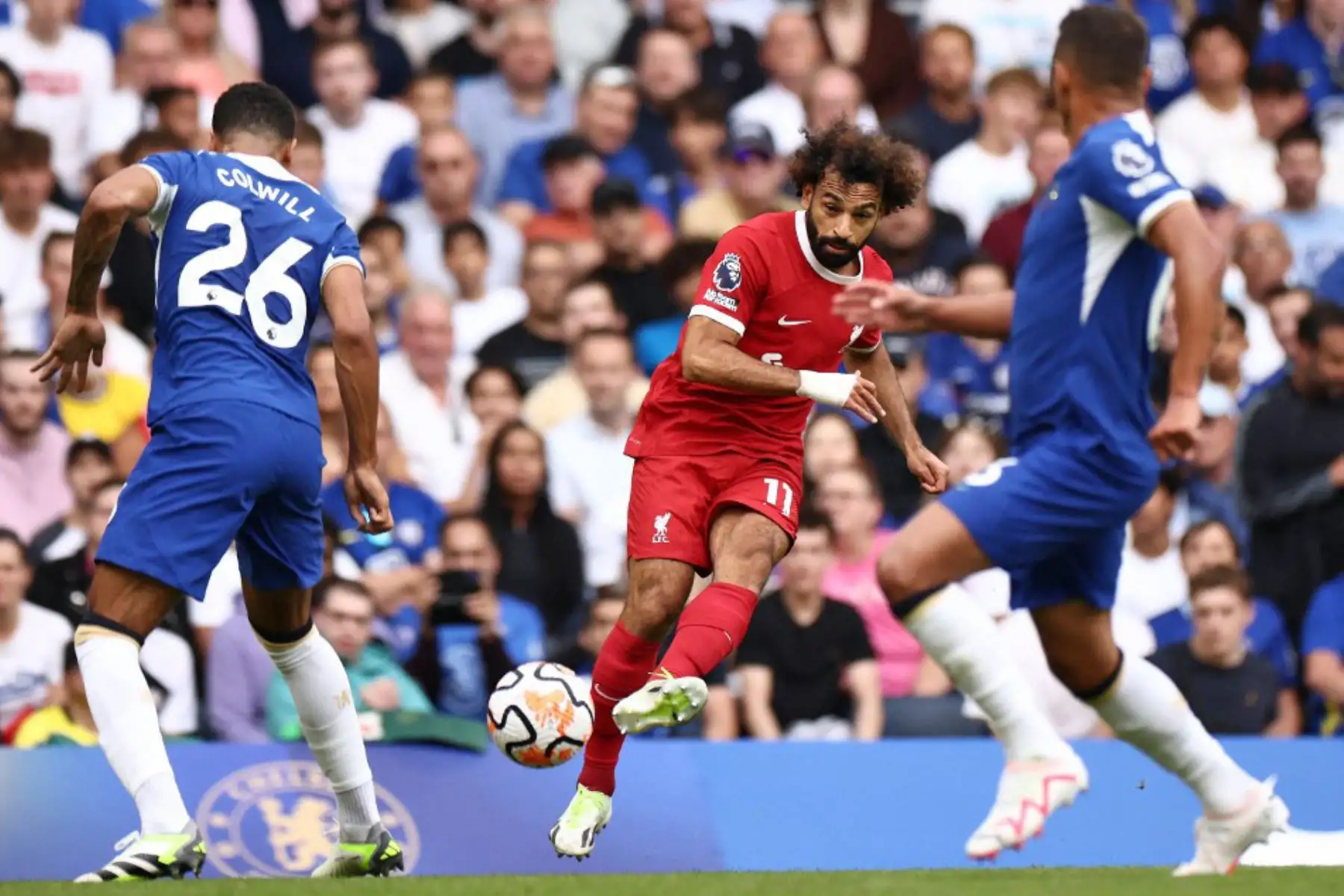 El delantero egipcio del Liverpool11 Mohamed Salah, cruza el balón para preparar el gol de apertura durante el partido de fútbol de la Premier League inglesa entre Chelsea y Liverpool en Stamford Bridge en Londres. Foto: AFP