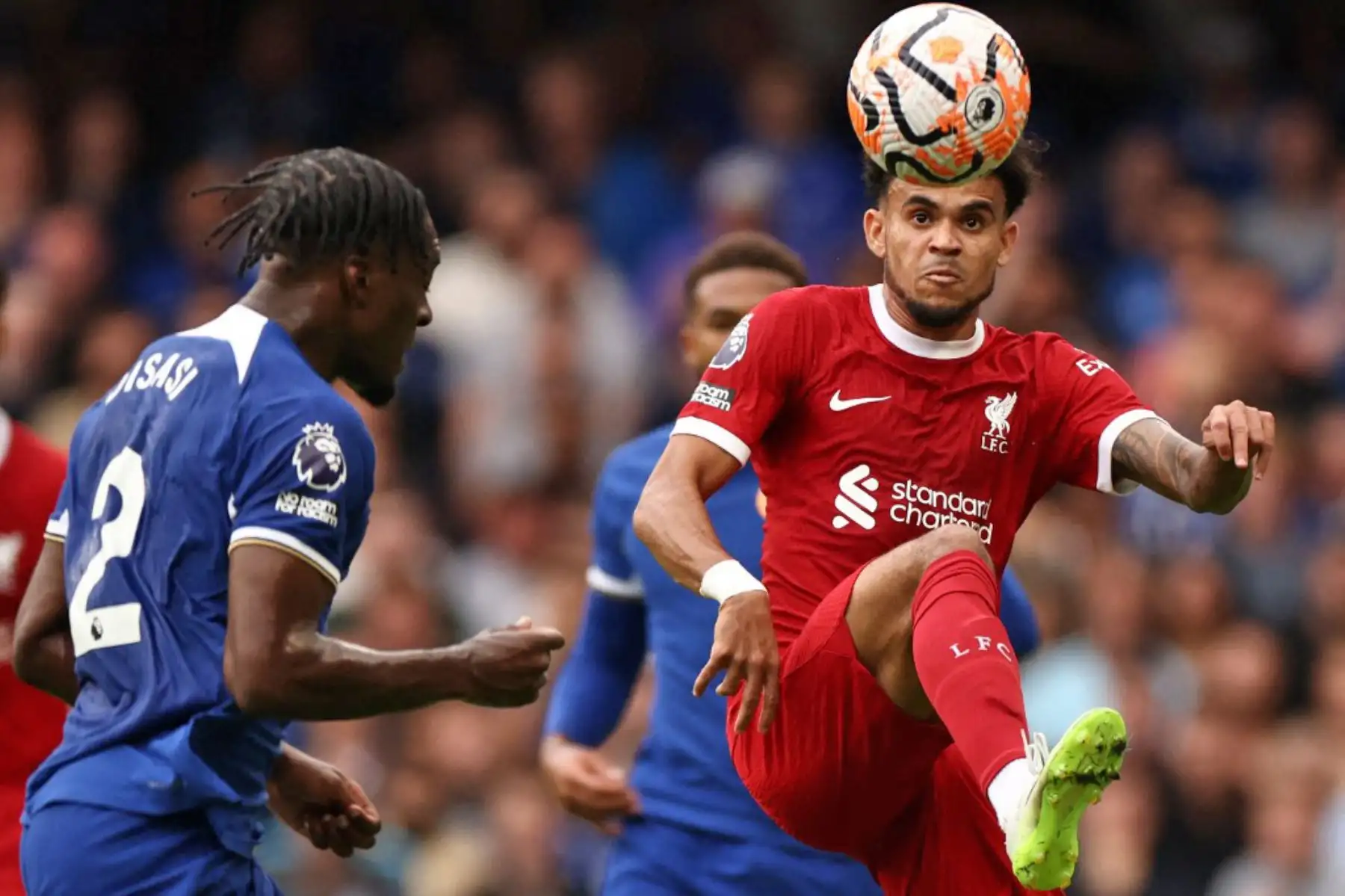 El defensor francés 02 Axel Disasi del Chelsea compite con el mediocampista colombiano 07 Luis Díaz del Liverpool durante el partido de fútbol de la Premier League inglesa entre Chelsea y Liverpool en Stamford Bridge en Londres. Foto: AFP
