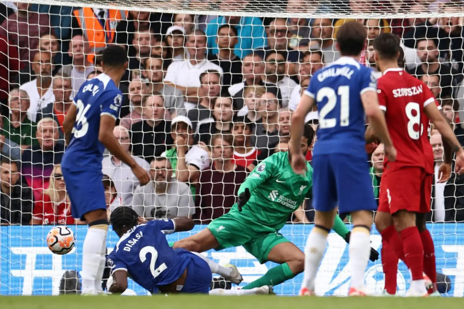 El defensor francés del Chelsea 02 Axel Disasi, anota el gol del empate pasando al portero brasileño del Liverpool 01 Alisson Becker durante el partido de fútbol de la Premier League inglesa entre Chelsea y Liverpool en Stamford Bridge en Londres. Foto: AFP