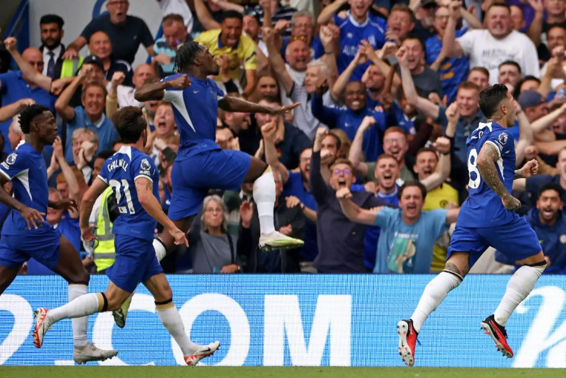 El defensa francés del Chelsea02 Axel Disasi, celebra después de anotar el gol del empate durante el partido de fútbol de la Premier League inglesa entre Chelsea y Liverpool en Stamford Bridge en Londres. Foto: AFP