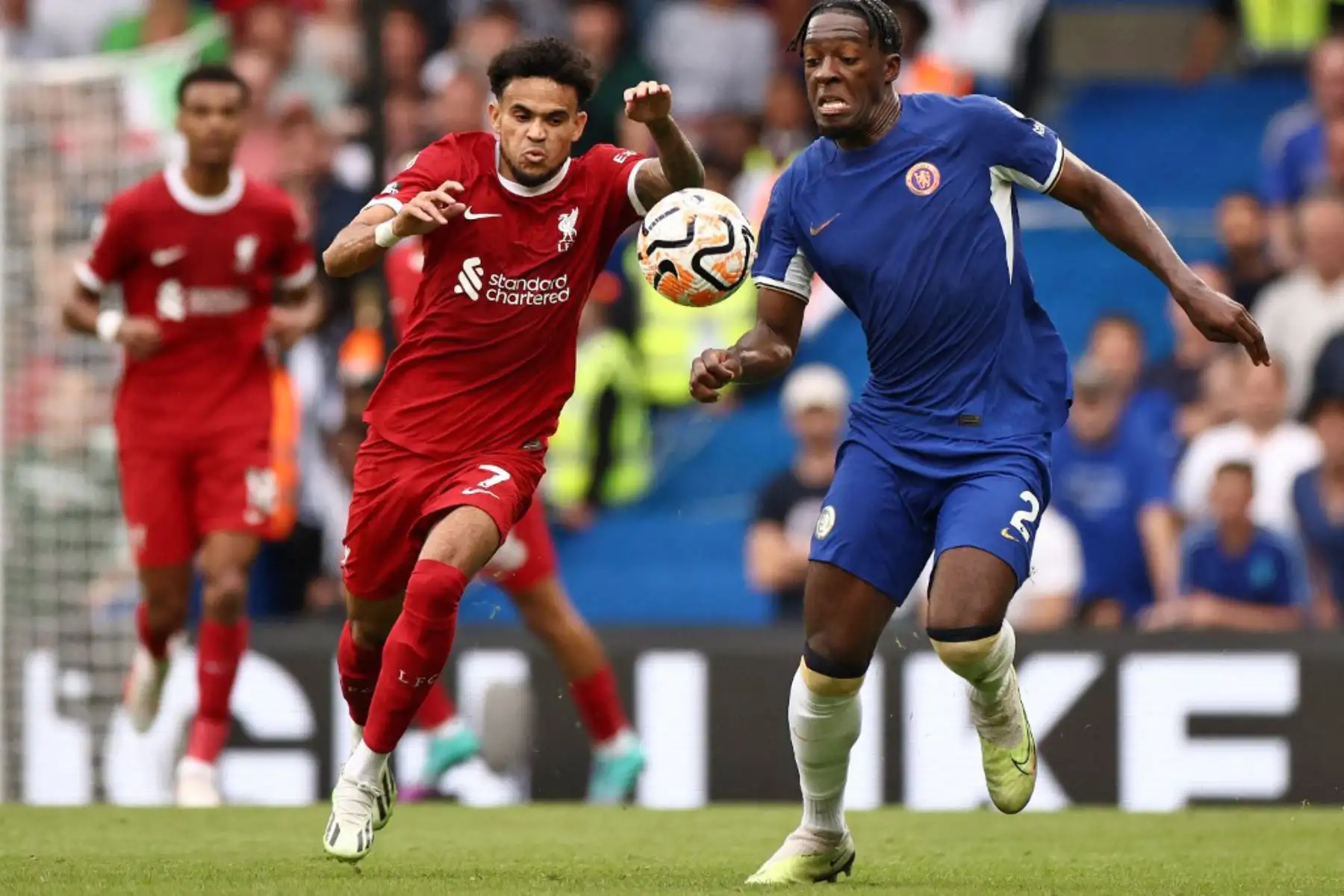 El defensor francés 02 Axel Disasi del Chelsea compite con el mediocampista colombiano 07 Luis Díaz del Liverpool durante el partido de fútbol de la Premier League inglesa entre Chelsea y Liverpool en Stamford Bridge en Londres. Foto: AFP