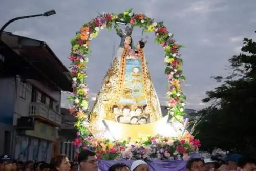 Varias mujeres emprendedoras y dedicadas a la artesanía participaron de una infartante carrera de tinajas, que consiste llegar a la meta con el recipiente sobre la cabeza y dando dos vueltas a la plaza mayor de Yurimaguas.