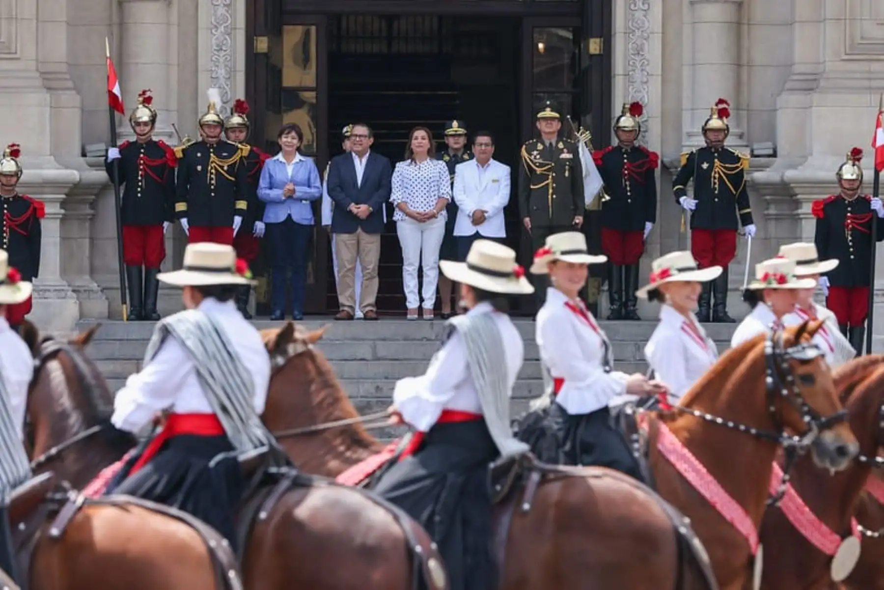Dina Ercilia Boluarte Zegarra, presidenta de la república, lidera ceremonia de Cambio de Guardia en Palacio de Gobierno. Foto: ANDINA/ Prensa Presidencia
