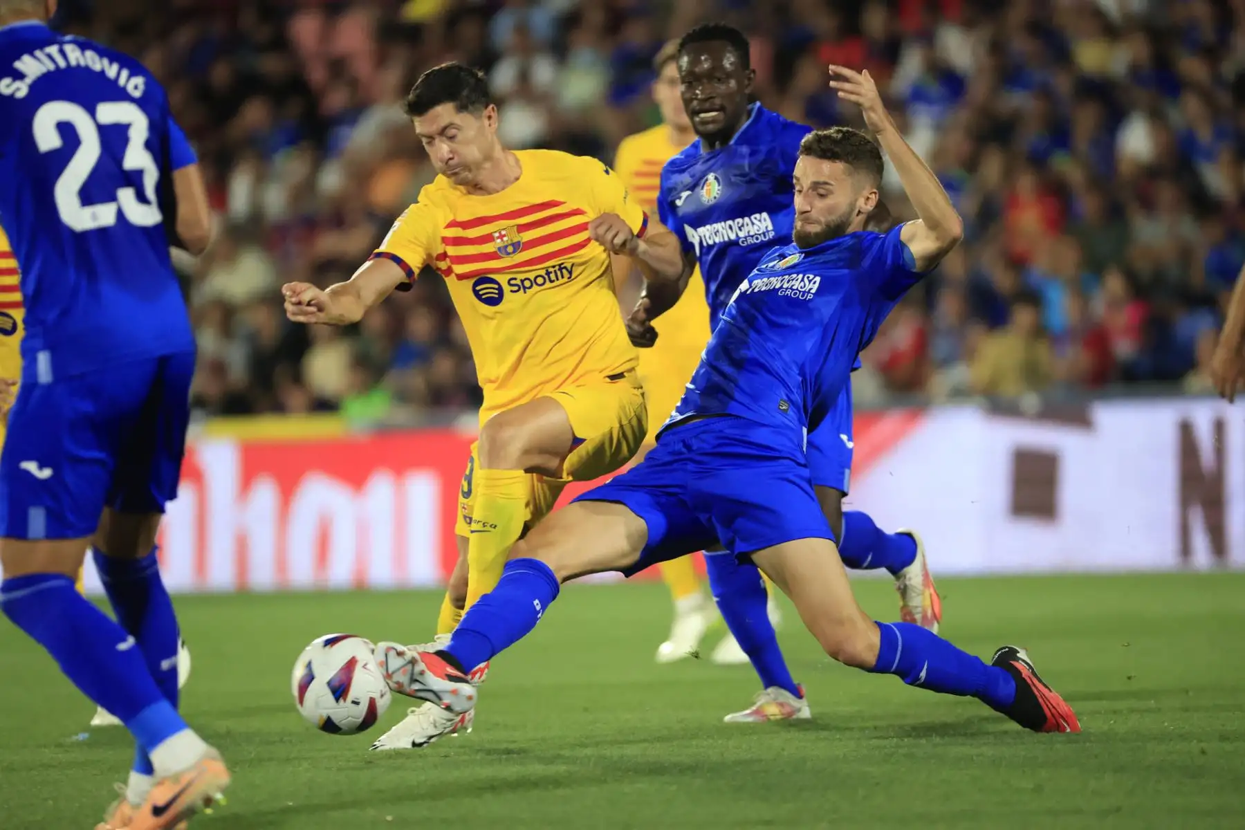 El delantero polaco del FC Barcelona Robert Lewandowski (i) disputa una posesión ante Domingos Duarte, defensa portugués del Getafe S.A.D. durante el partido de la primera jornada de LaLiga que disputan este domingo en el Coliseum Alfonso Pérez.
Foto: EFE