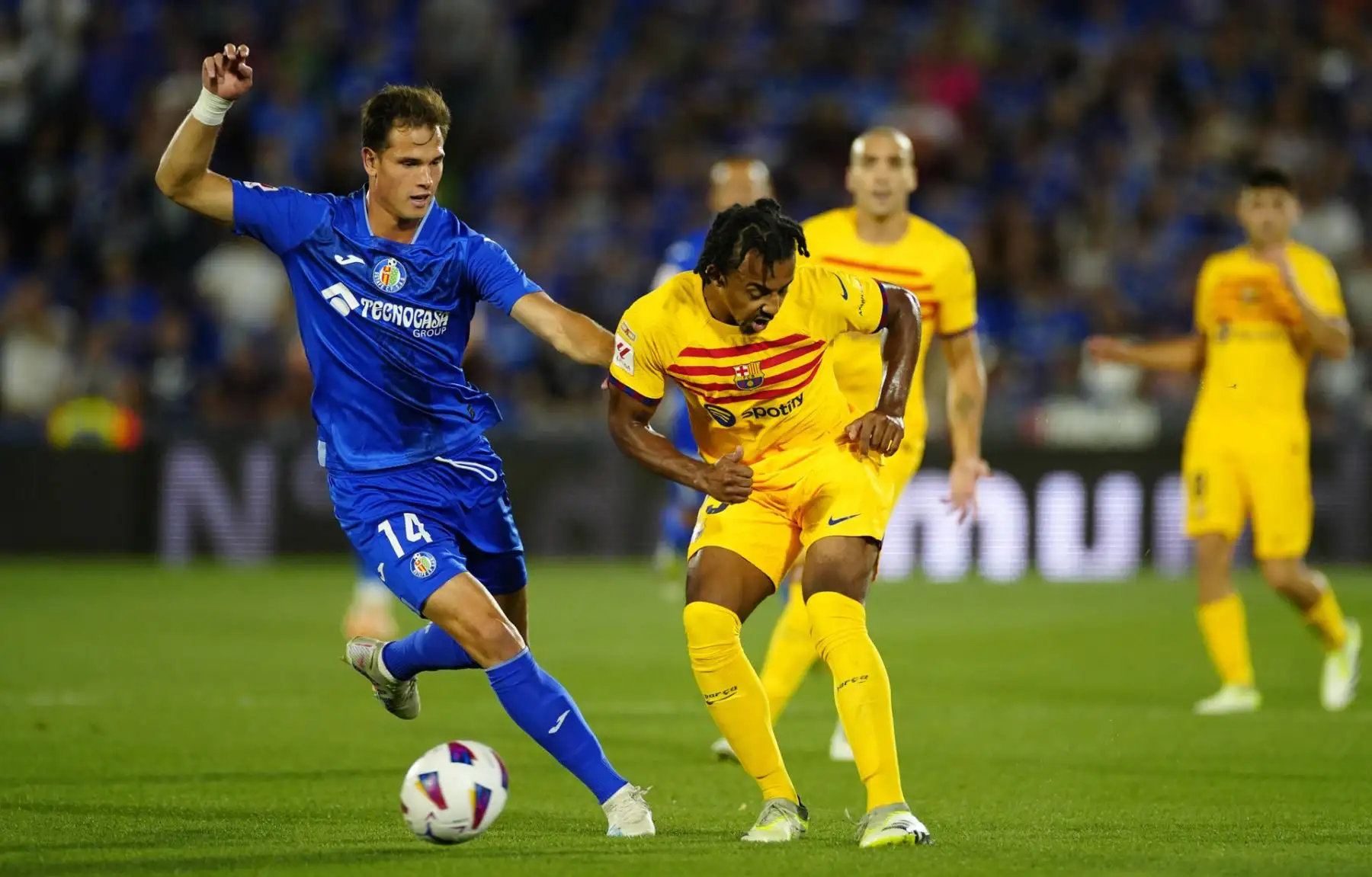 El delantero del Getafe Juan Latasa (i) juega un balón ante Jules Koundé, del FC Barcelona, durante el partido de la primera jornada de LaLiga que disputan este domingo en el Coliseum Alfonso Pérez.
Foto: EFE