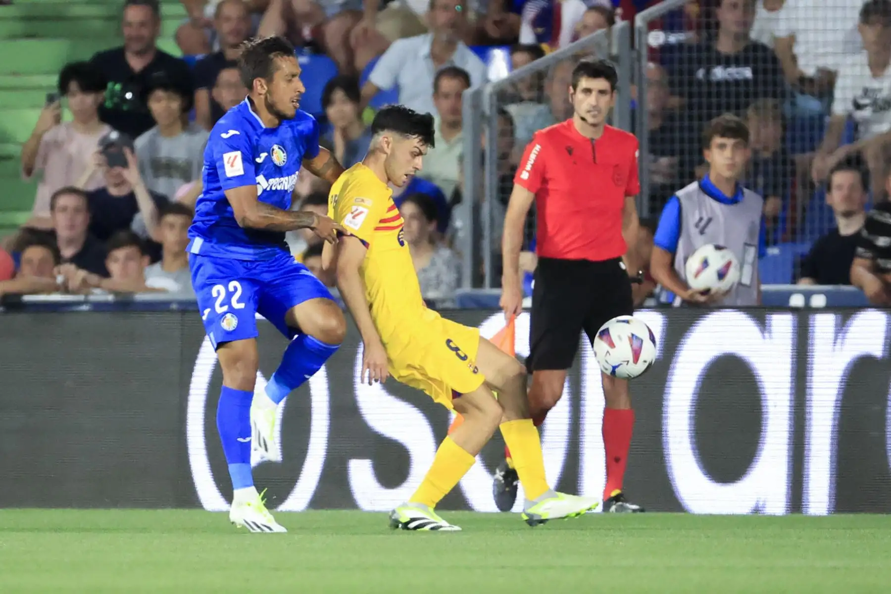 El centrocampista del FC Barcelona Pedri (d) disputa una posesión ante Suárez, defensa uruguayo del Getafe, durante el partido de la primera jornada de LaLiga que disputan este domingo en el Coliseum Alfonso Pérez. 
Foto: EFE