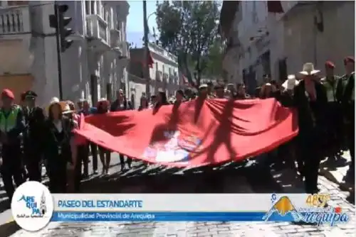Con entusiasmo población y autoridades participaron en paseo del estandarte de Arequipa