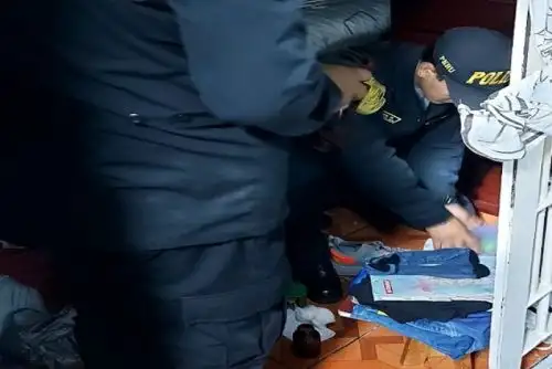 En el segundo nivel del pabellón 5 se hallaron dos cuchillos artesanales, los cuales fueron puestos en custodia de los efectivos policiales.