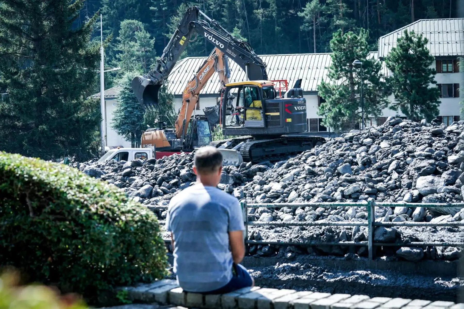 Residente inspecciona los daños en Bardonecchia, Italia, el 14 de agosto de 2023, el día después de que fuertes lluvias causaran deslizamientos de tierra en los Alpes italianos. Los equipos de rescate están buscando a posibles personas desaparecidas después de que un arroyo de montaña se desbordara el domingo. (deslizamiento de tierras, Italia)
Foto: EFE