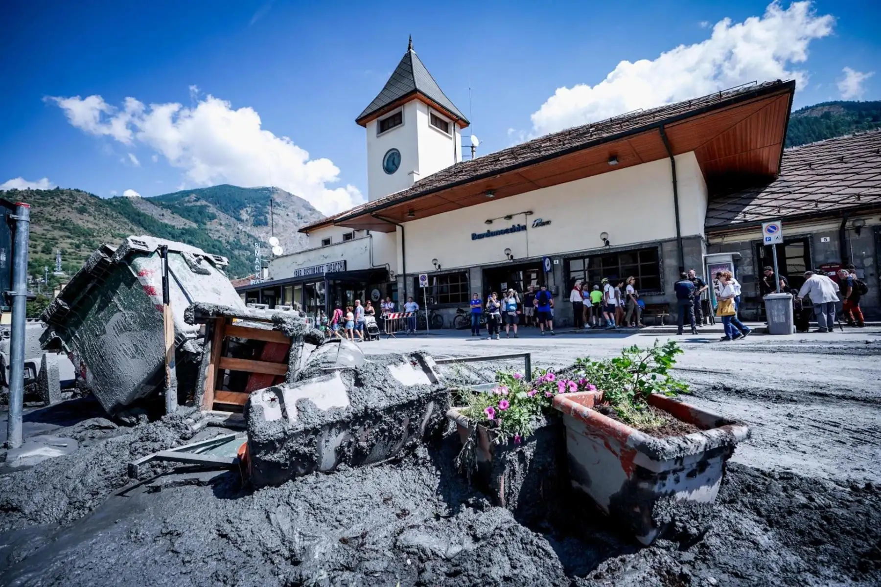 Los residentes inspeccionan los daños en Bardonecchia, Italia, el 14 de agosto de 2023, el día después de que fuertes lluvias causaran deslizamientos de tierra en los Alpes italianos. Los equipos de rescate están buscando a posibles personas desaparecidas después de que un arroyo de montaña se desbordara el domingo. (deslizamiento de tierras, Italia)
Foto: EFE