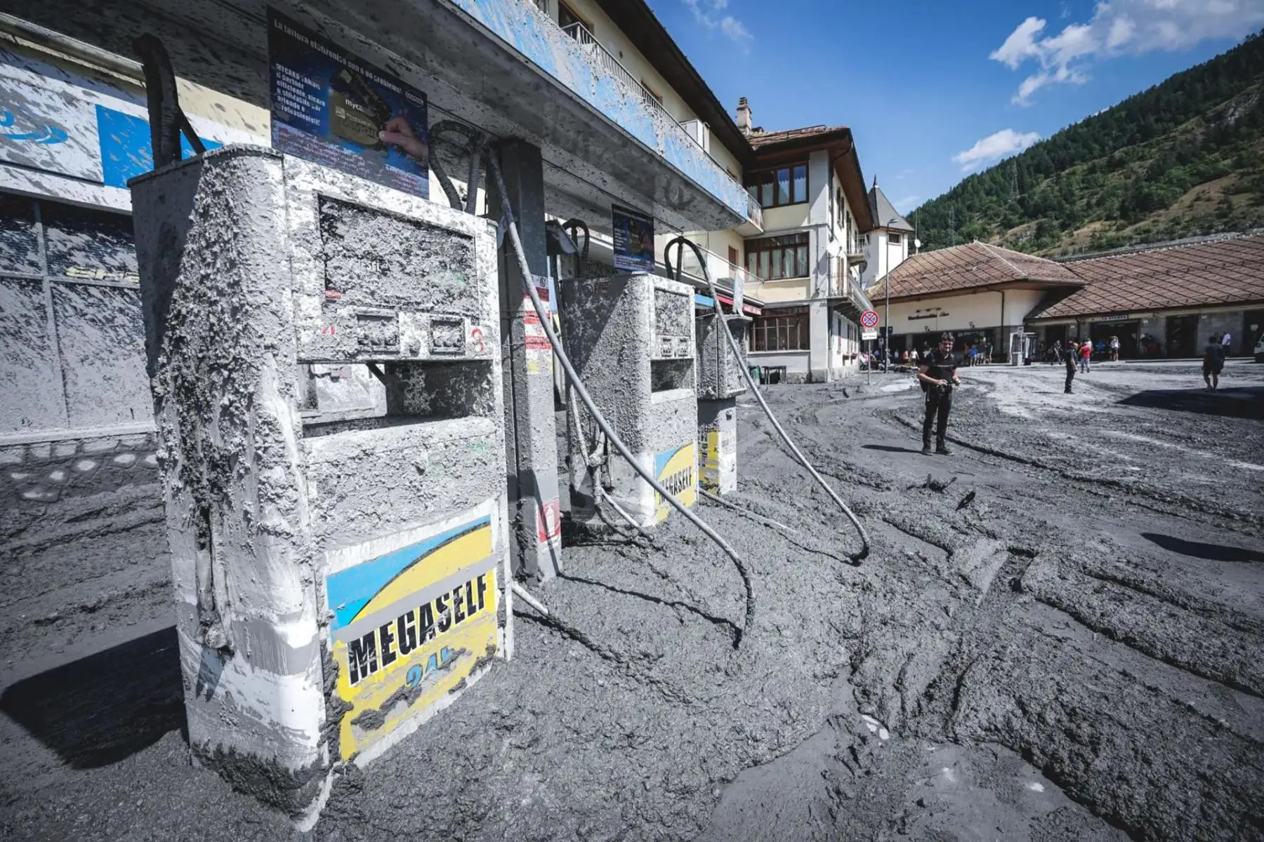 Los residentes inspeccionan los daños en Bardonecchia, Italia, el 14 de agosto de 2023, el día después de que fuertes lluvias causaran deslizamientos de tierra en los Alpes italianos. Los equipos de rescate están buscando a posibles personas desaparecidas después de que un arroyo de montaña se desbordara el domingo. (deslizamiento de tierras, Italia)
Foto: EFE