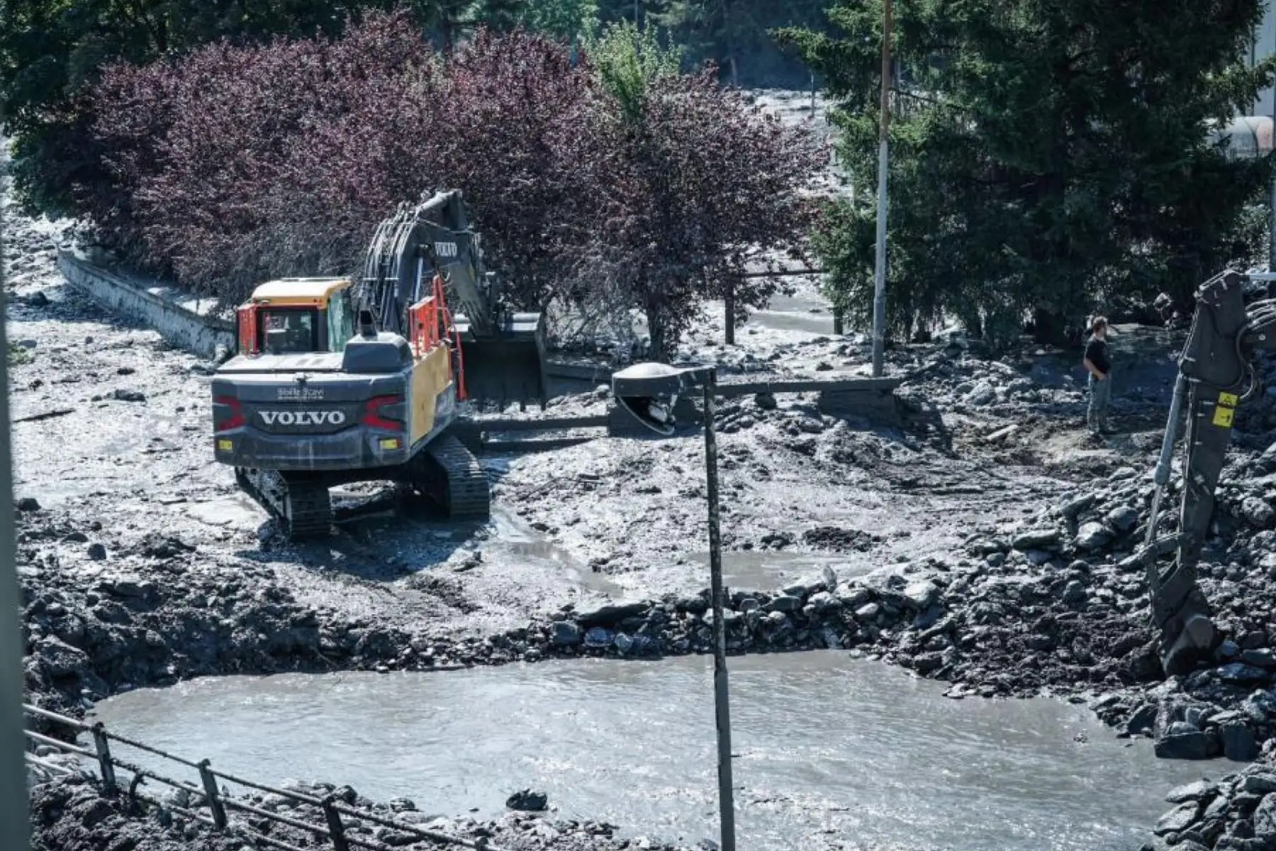 Una vista general de los daños en Bardonecchia, Italia, el 14 de agosto de 2023, el día después de que fuertes lluvias causaran deslizamientos de tierra en los Alpes italianos. Los equipos de rescate están buscando a posibles personas desaparecidas después de que un arroyo de montaña se desbordara el domingo. (deslizamiento de tierras, Italia)
Foto: EFE