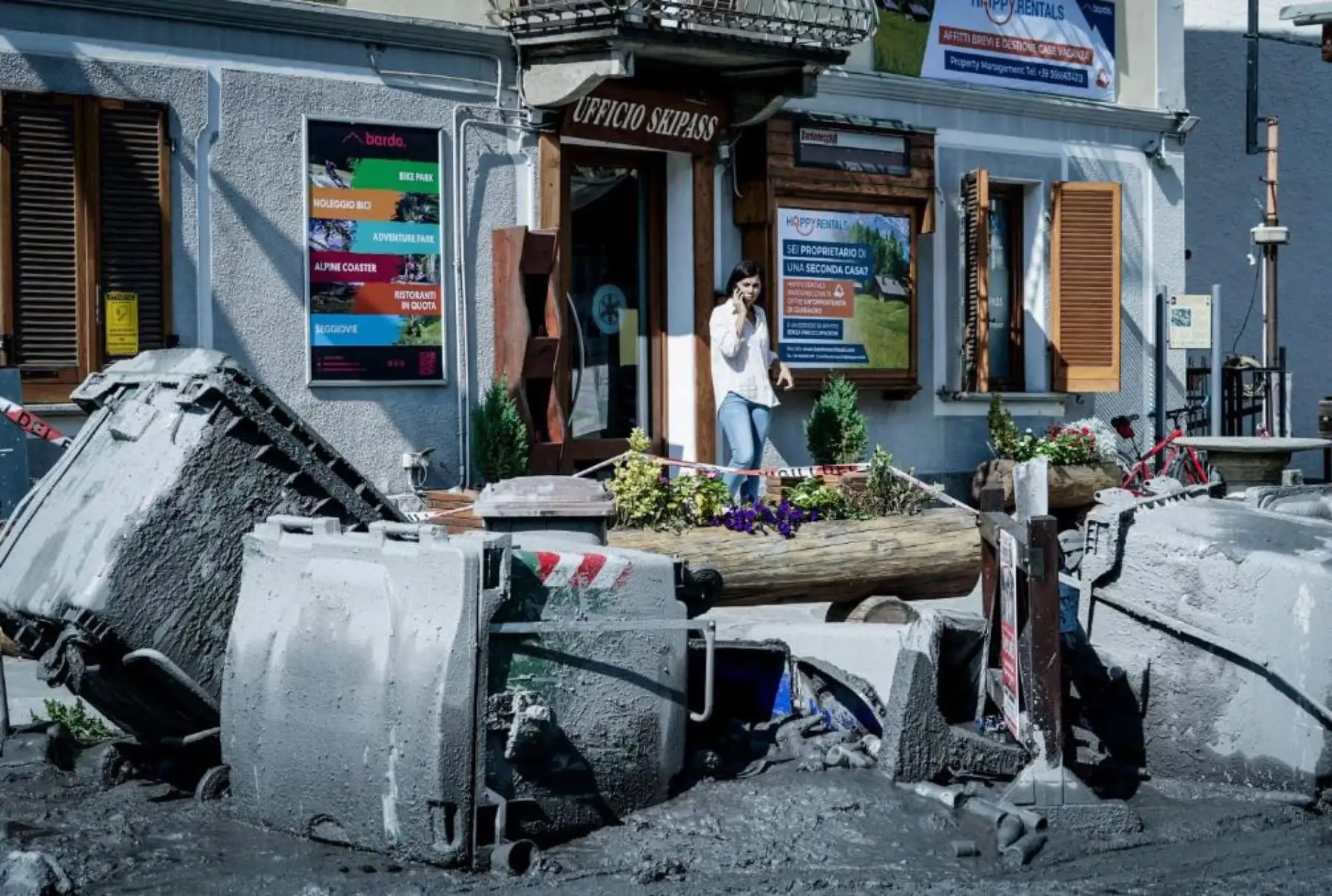 La escena en Bardonecchia, Italia, el 14 de agosto de 2023, el día después de que fuertes lluvias provocaran deslizamientos de tierra en los Alpes italianos. Los equipos de rescate están buscando a posibles personas desaparecidas después de que un arroyo de montaña se desbordara el domingo. (deslizamiento de tierras, Italia)
Foto: EFE