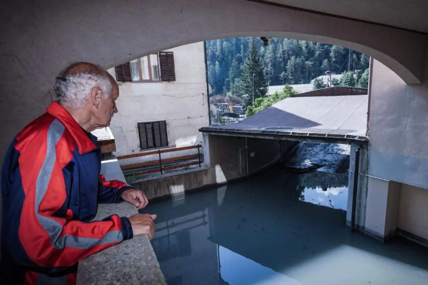Un residente observa las inundaciones desde un balcón en Bardonecchia, Italia, el 14 de agosto de 2023, el día después de que fuertes lluvias causaran deslizamientos de tierra en los Alpes italianos. Los equipos de rescate están buscando a posibles personas desaparecidas después de que un arroyo de montaña se desbordara el domingo. (deslizamiento de tierras, Italia)
Foto: EFE