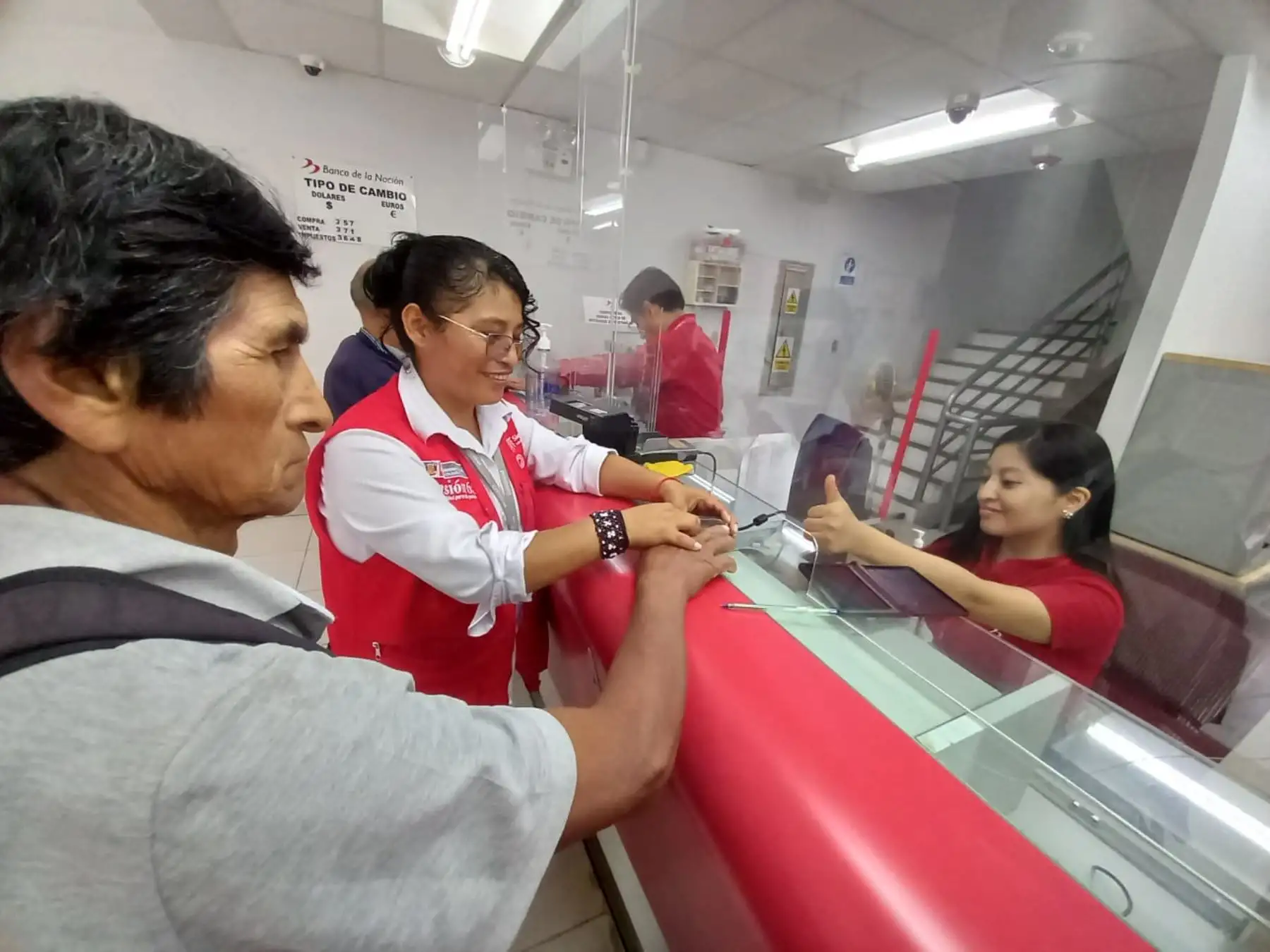 Más de 15,000 adultos mayores recibieron su subvención económica durante jornada especial realizada ayer en las agencias del Banco de la Nación de 11 regiones del país. ANDINA/Difusión